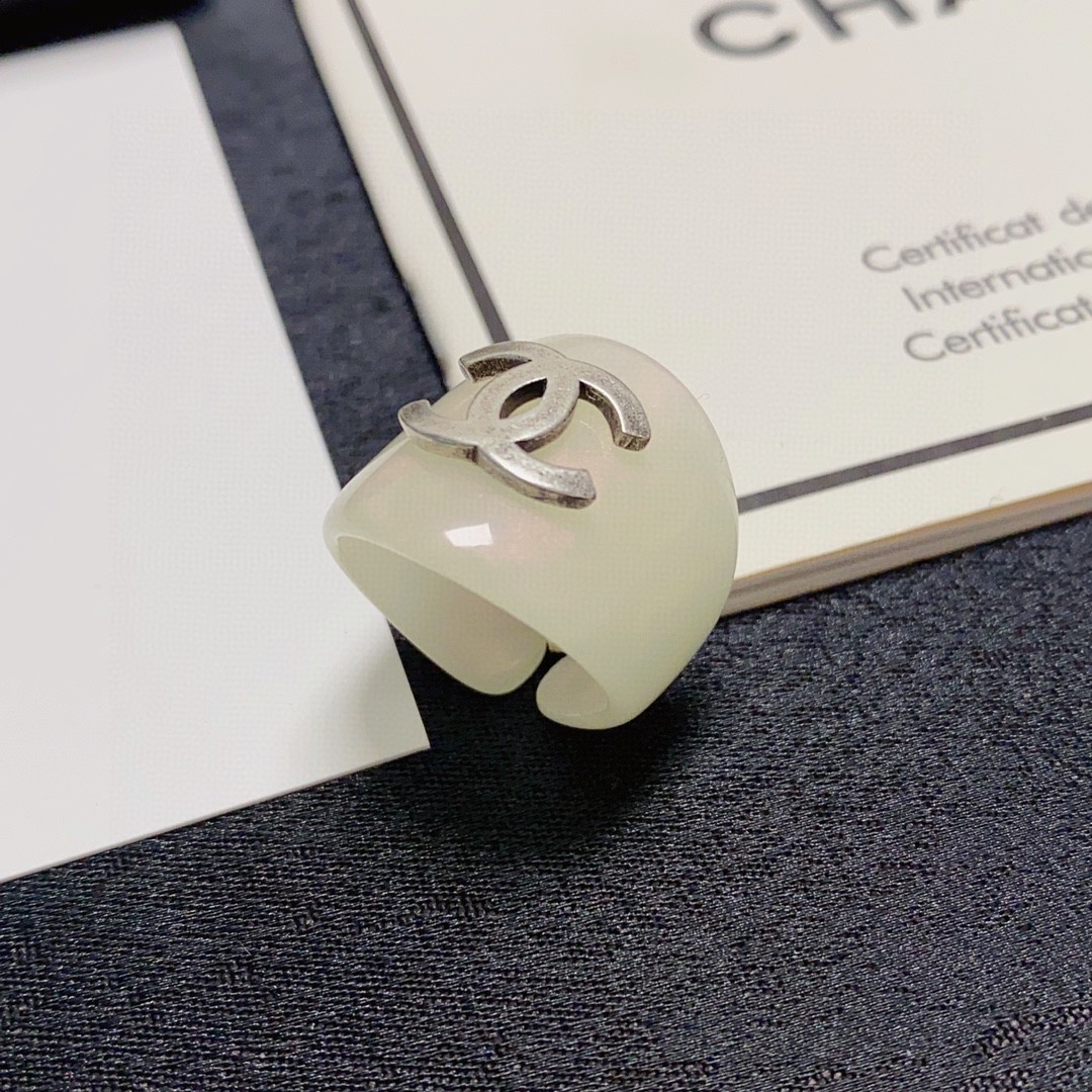 小香风Chanel字母双C高品质进口亚克力复古造型戒指！夏天必备款一戴就忍不住想夸的一款带Logo简约的