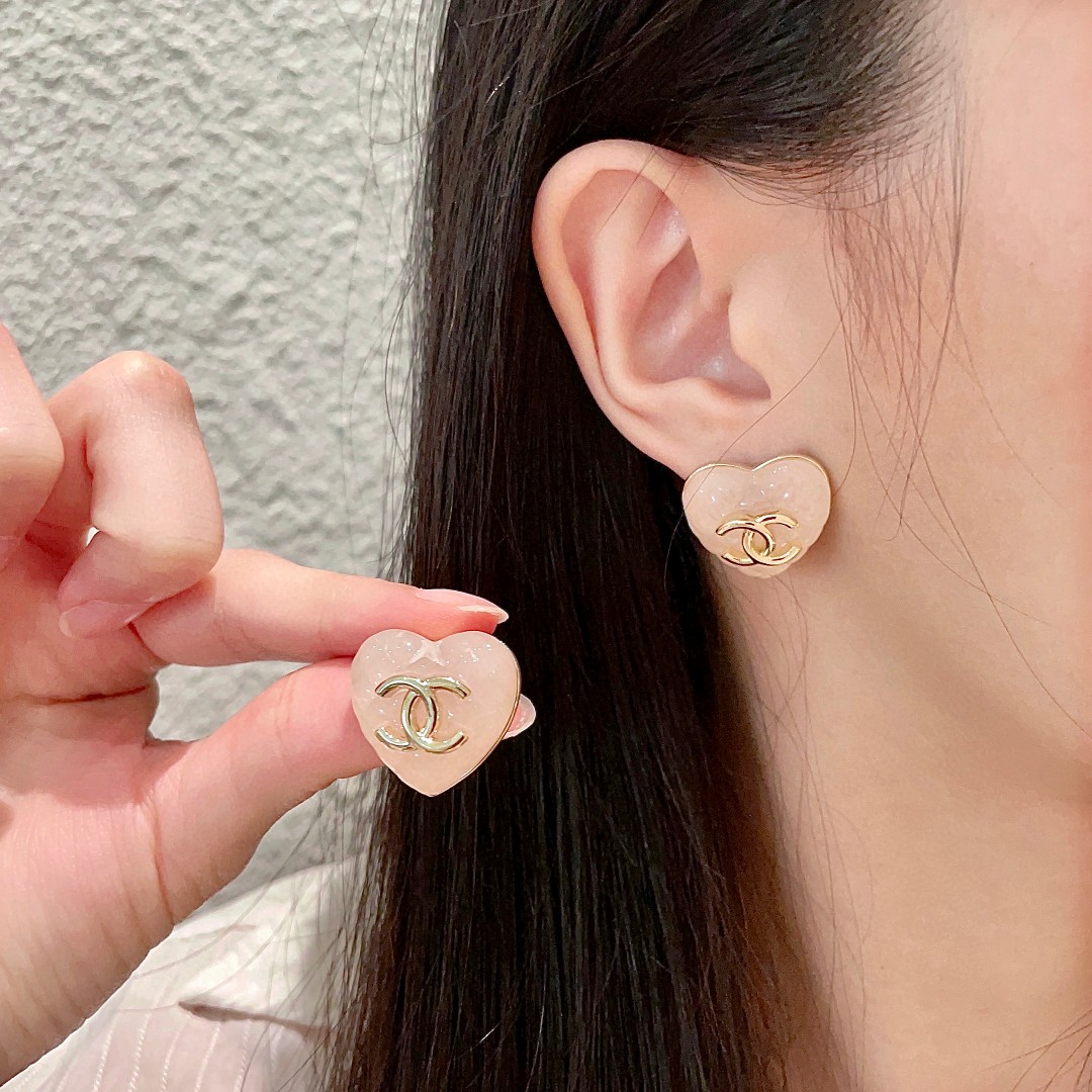 Chanel香奈儿中古耳钉小香家的款式真心无需多介绍每一款都超好看精致大方非常显气质.