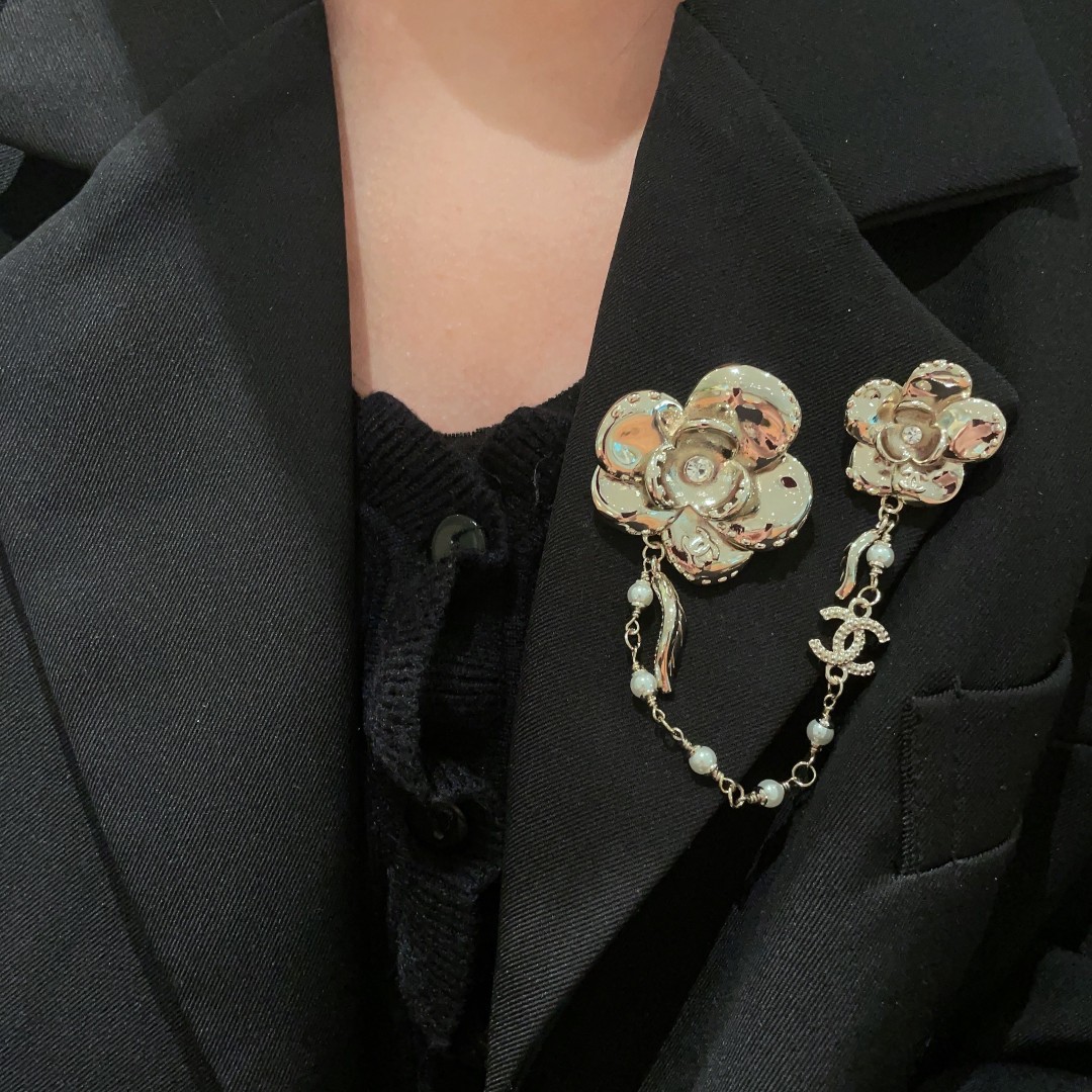 CHANEL小香专柜新款同步上新香奈儿胸针是最懂女人的饰物那些倾注了全部心血去做自己的女人往往更珍惜胸针