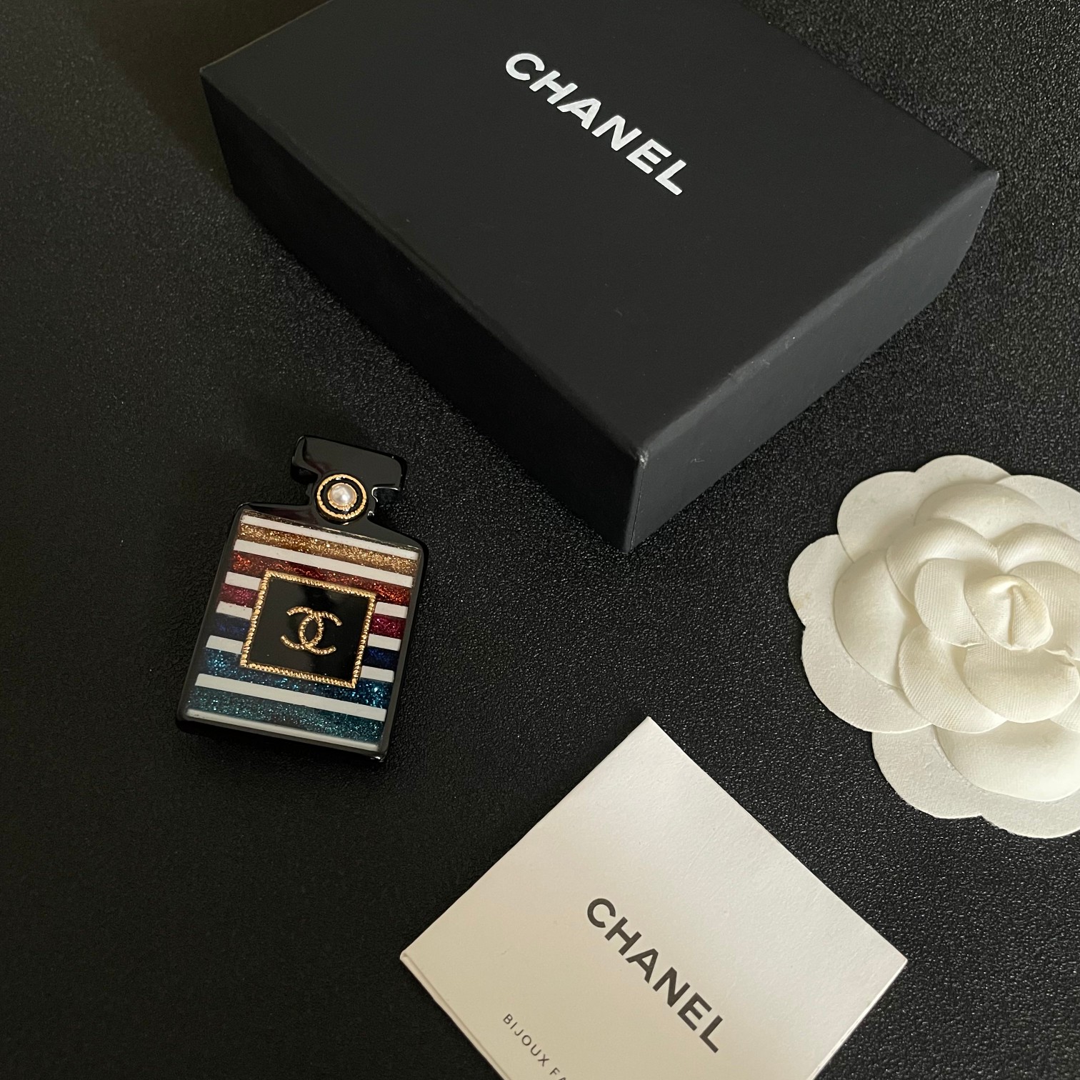 CHANEL小香专柜新款同步上新香奈儿胸针是最懂女人的饰物那些倾注了全部心血去做自己的女人往往更珍惜胸针