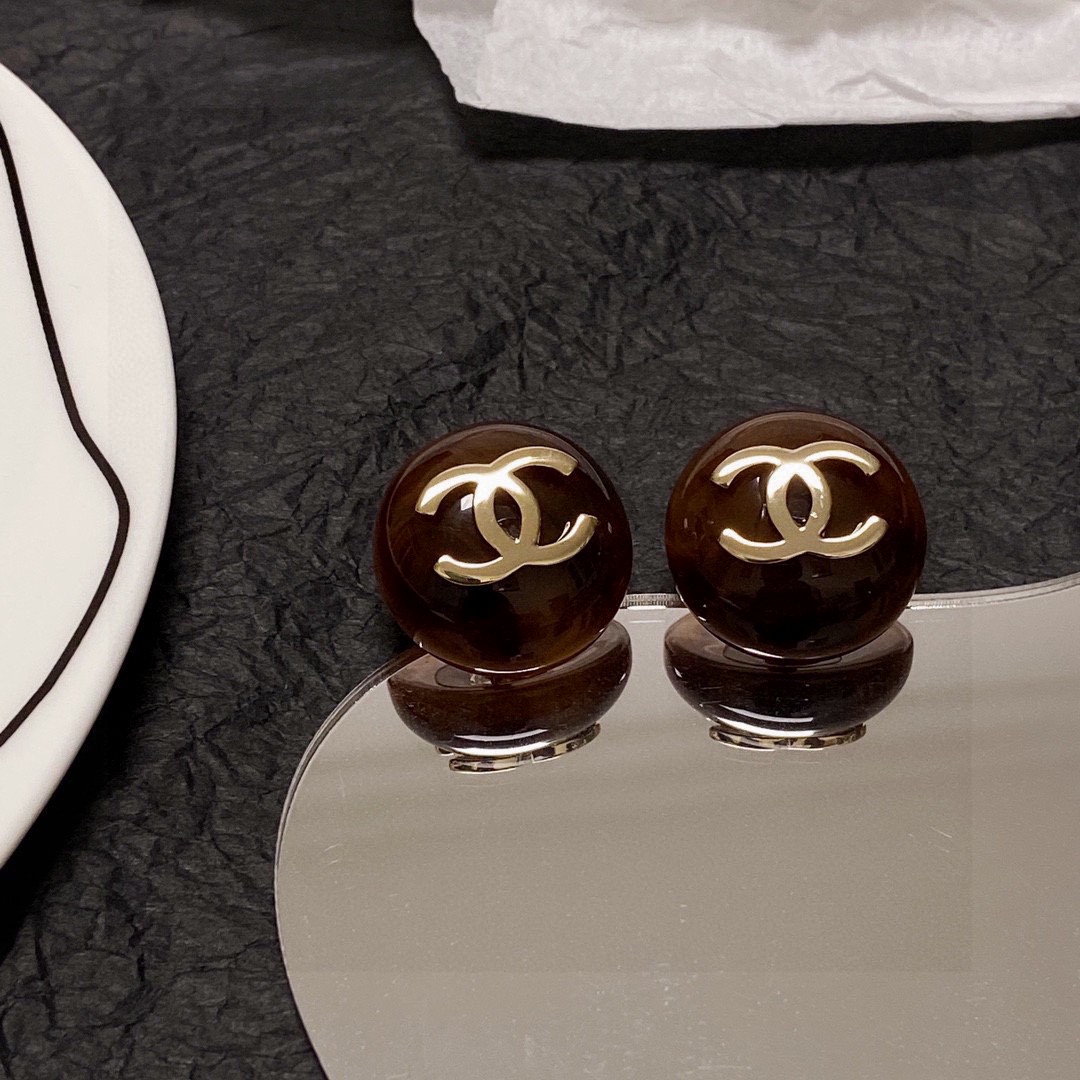 Chanel 香奈儿新款 棕色 耳环代购级别 啦 logo字印 优雅 配饰 款式好还不够