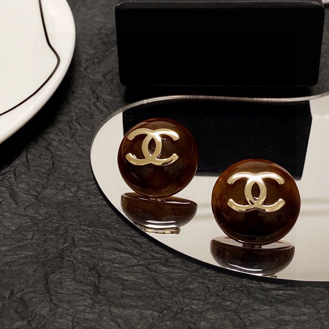 Chanel 香奈儿新款 棕色 耳环代购级别 啦 logo字印 优雅 配饰 款式好还不够