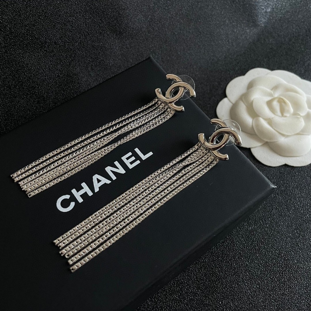  Chanel香奈儿 中古 耳钉👀小香家的款式真心无需多介绍😘🎶每一款都超好看，精致大方，非常显气质.