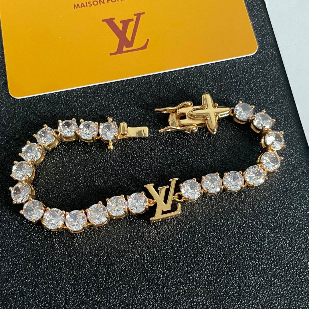 新款LV路易威登LouisVuitton进口水钻锆石手链👍确实蛮好看的刚开始会觉得比较浮夸其实上手还挺适合的👉男女也都能戴#中性款手链饰品🥰太阳 7