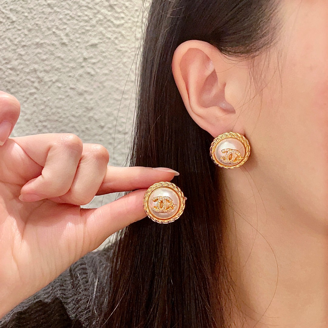  Chanel香奈儿 中古 耳钉👀小香家的款式真心无需多介绍😘🎶每一款都超好看，精致大方，非常显气质.