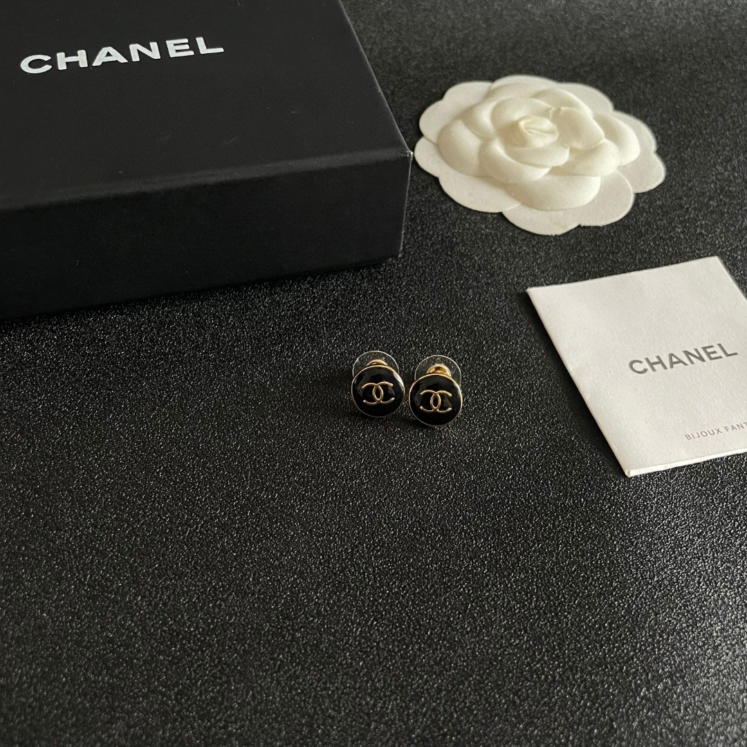  Chanel香奈儿 中古 耳钉👀小香家的款式真心无需多介绍😘🎶每一款都超好看，精致大方，非常显气质