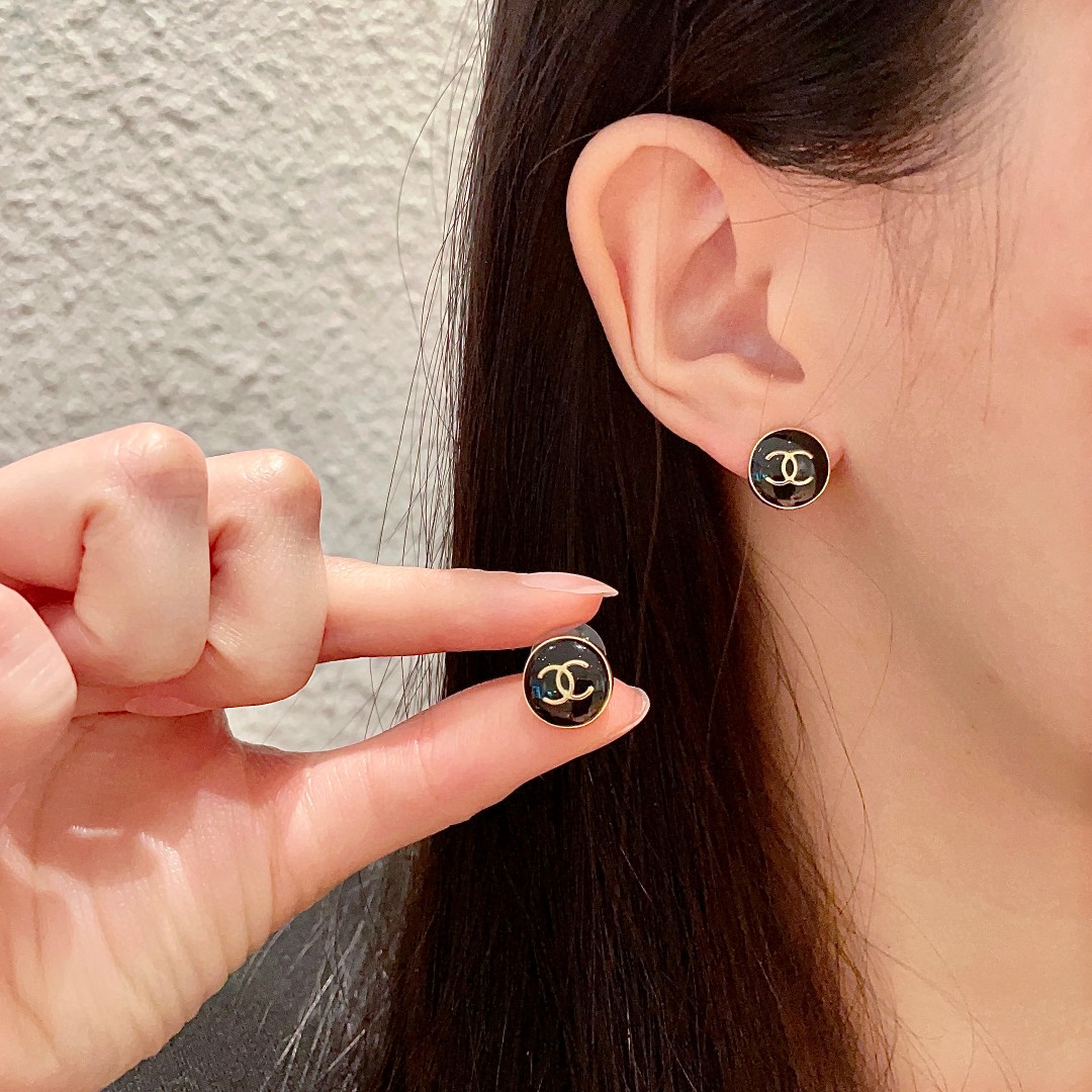  Chanel香奈儿 中古 耳钉👀小香家的款式真心无需多介绍😘🎶每一款都超好看，精致大方，非常显气质