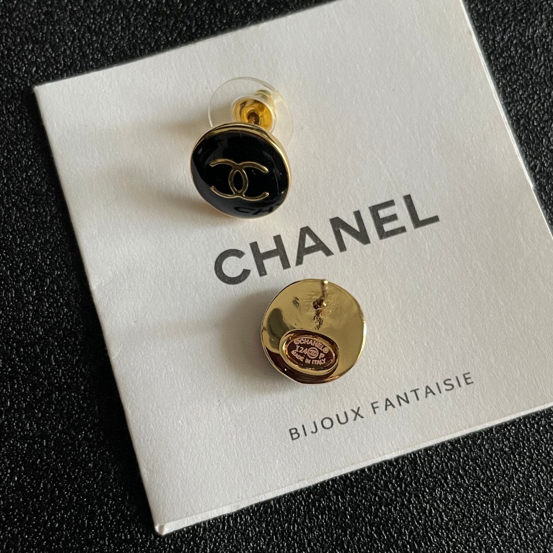  Chanel香奈儿 中古 耳钉👀小香家的款式真心无需多介绍😘🎶每一款都超好看，精致大方，非常显气质
