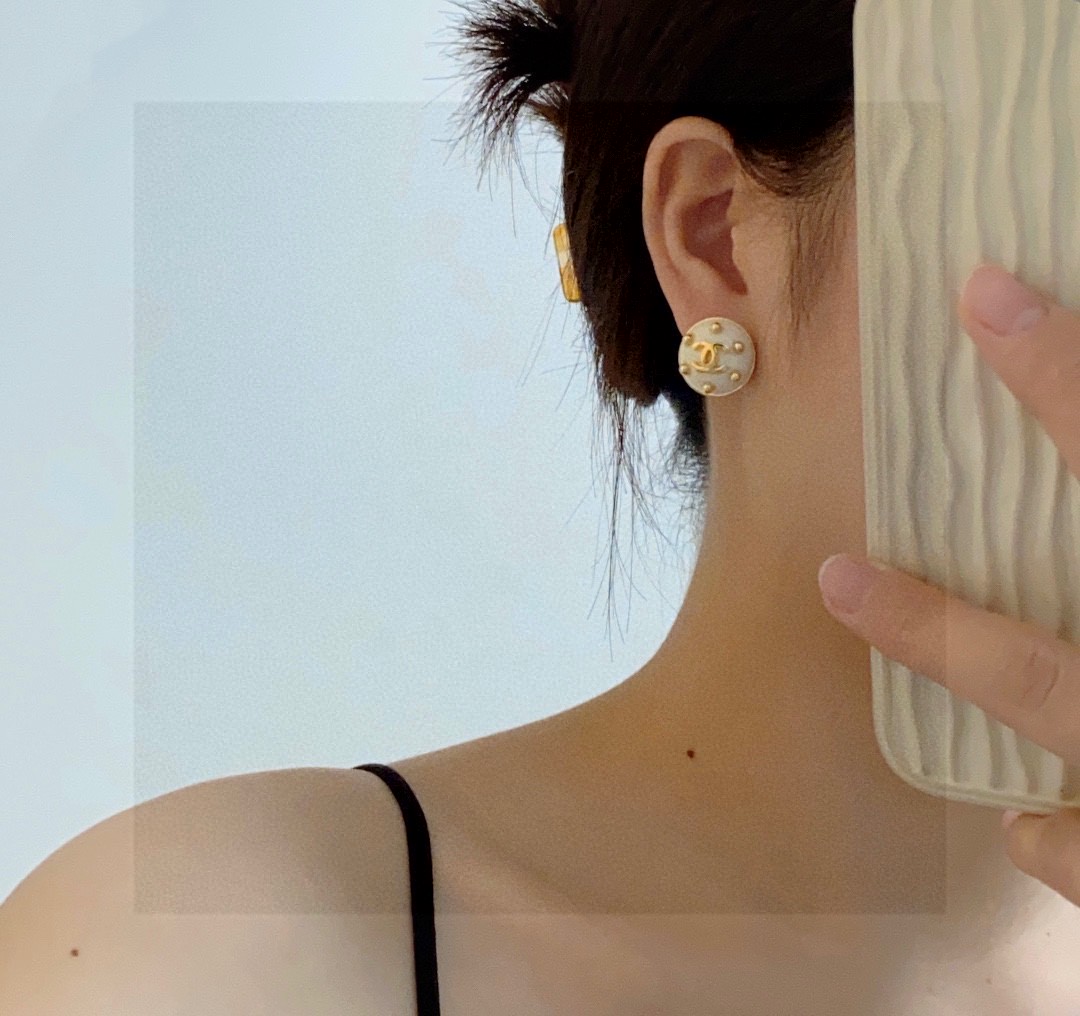 🥰Chanel 小香双C简约耳钉🌺这款耳环真的超级美👗看着设计简单👍但是佩戴效果好看到爆👍就连我这种小耳