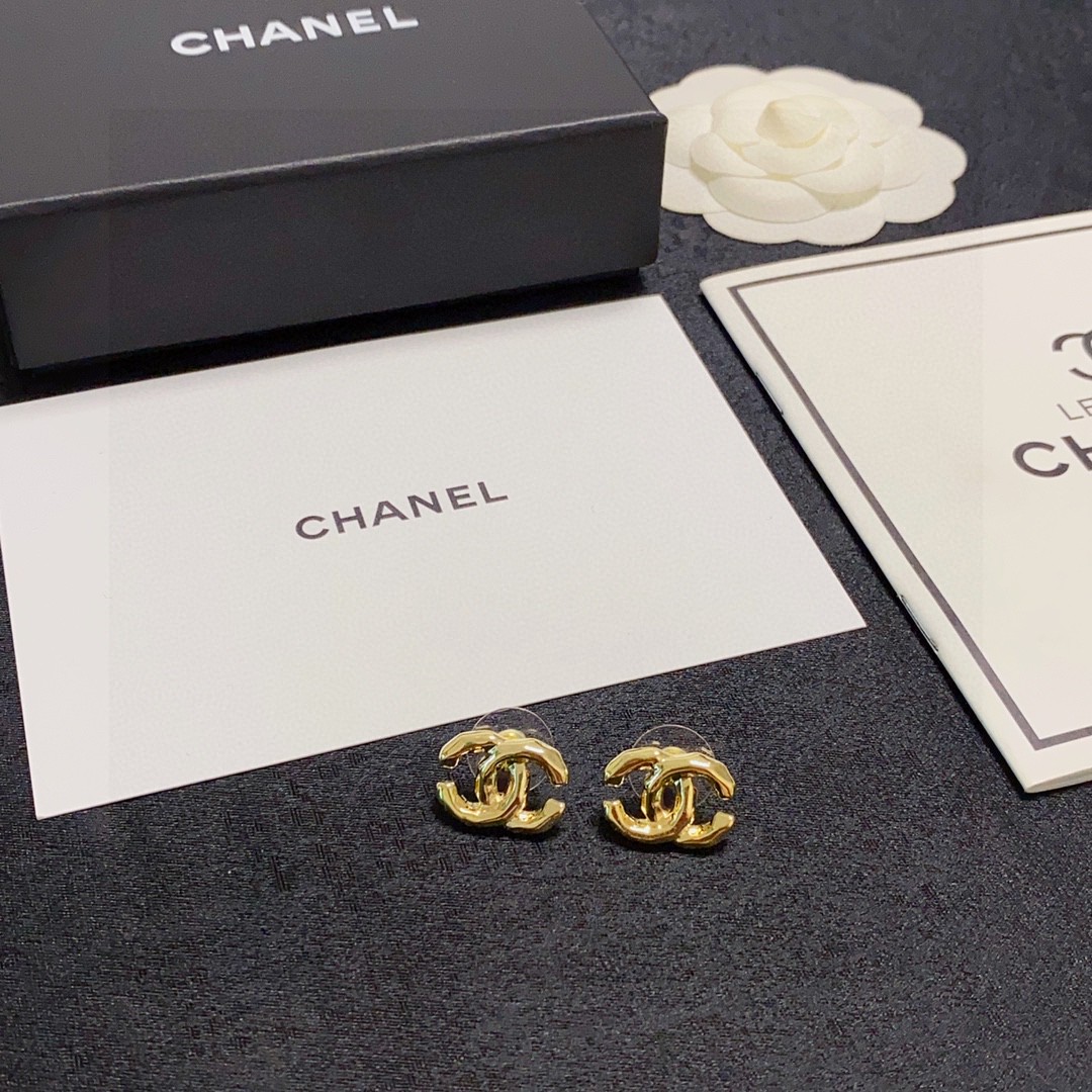  新款上市🥰高端Chanel 小香双C简约金色小耳钉🌺这款耳环真的超级美👗看着设计简单👍但是佩戴效果好看
