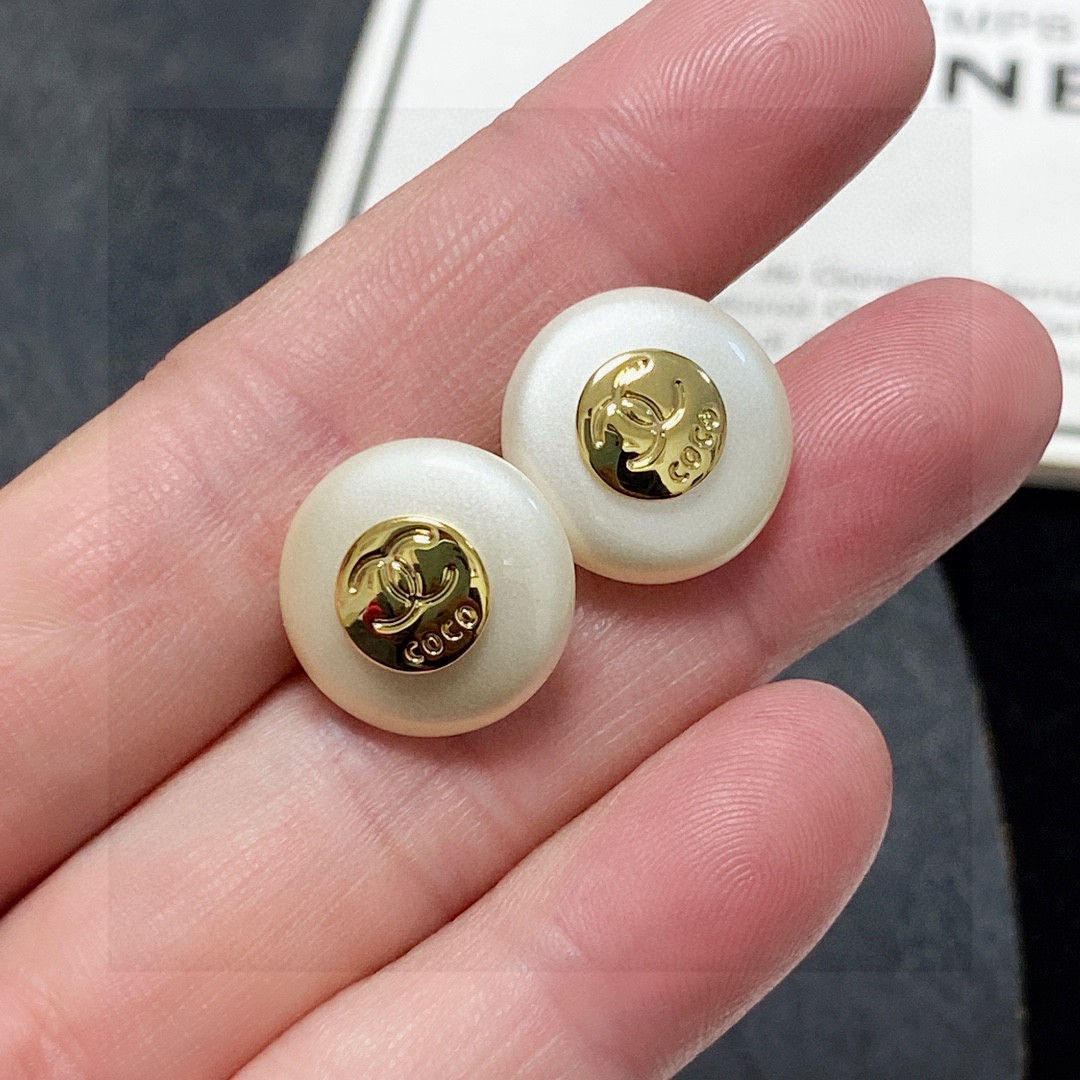  香奈儿CHANEL双C白色耳钉👌超级精致 大小适中 非常日常百搭的一款 一眼爱上 💖自留自留 美美哒.