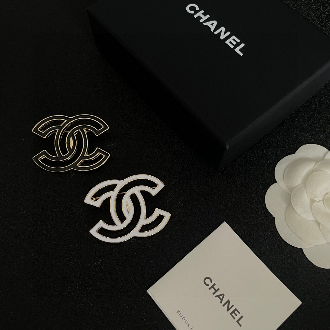  CHANEL🇫🇷小香 专柜新款同步上新香奈儿胸针，是最懂女人的饰物。那些倾注了全部心血去做自己的女人，
