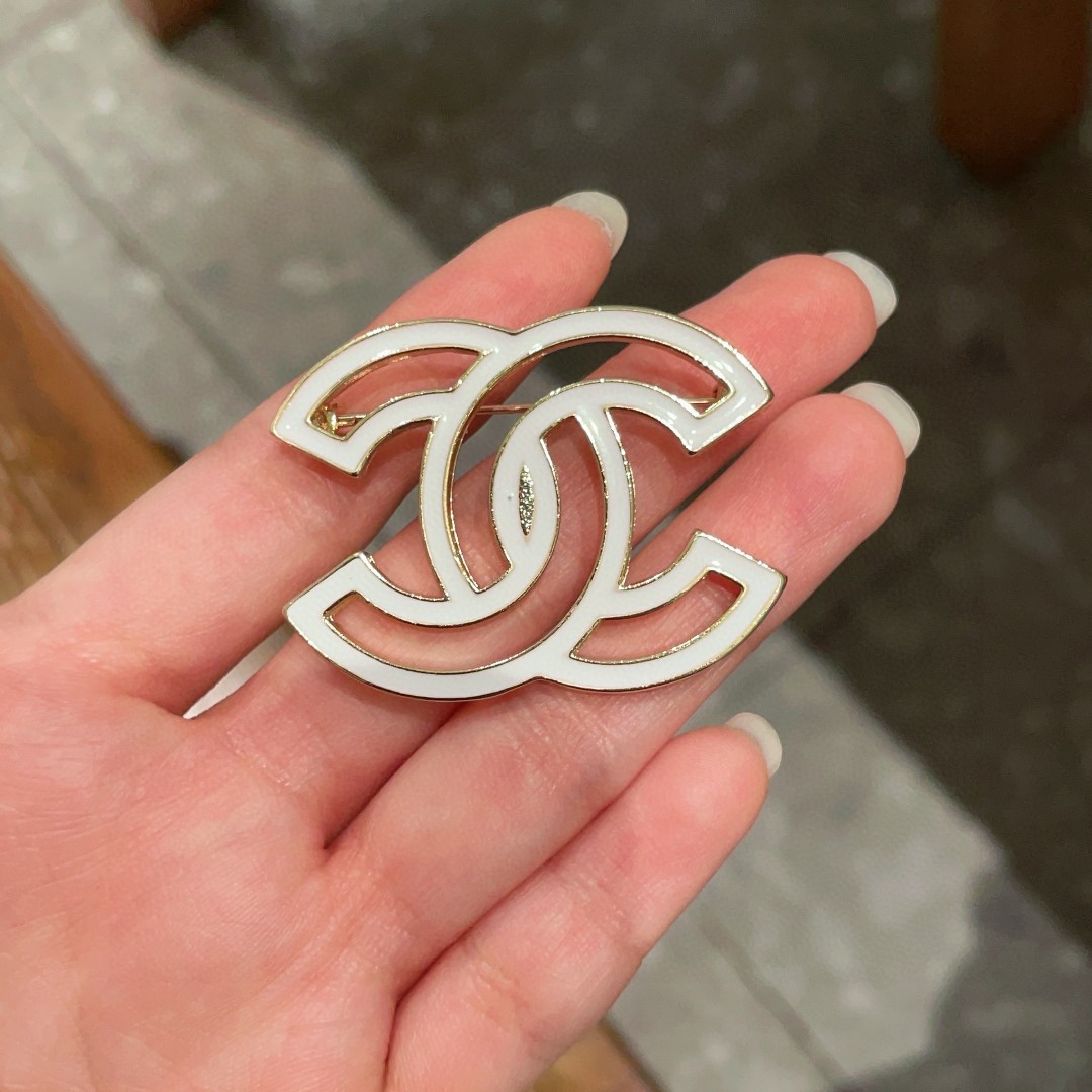  CHANEL🇫🇷小香 专柜新款同步上新香奈儿胸针，是最懂女人的饰物。那些倾注了全部心血去做自己的女人，
