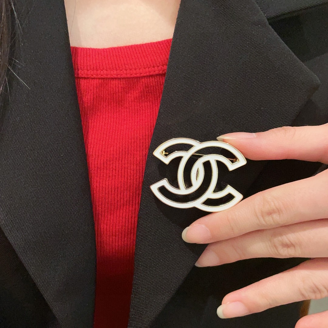  CHANEL🇫🇷小香 专柜新款同步上新香奈儿胸针，是最懂女人的饰物。那些倾注了全部心血去做自己的女人，