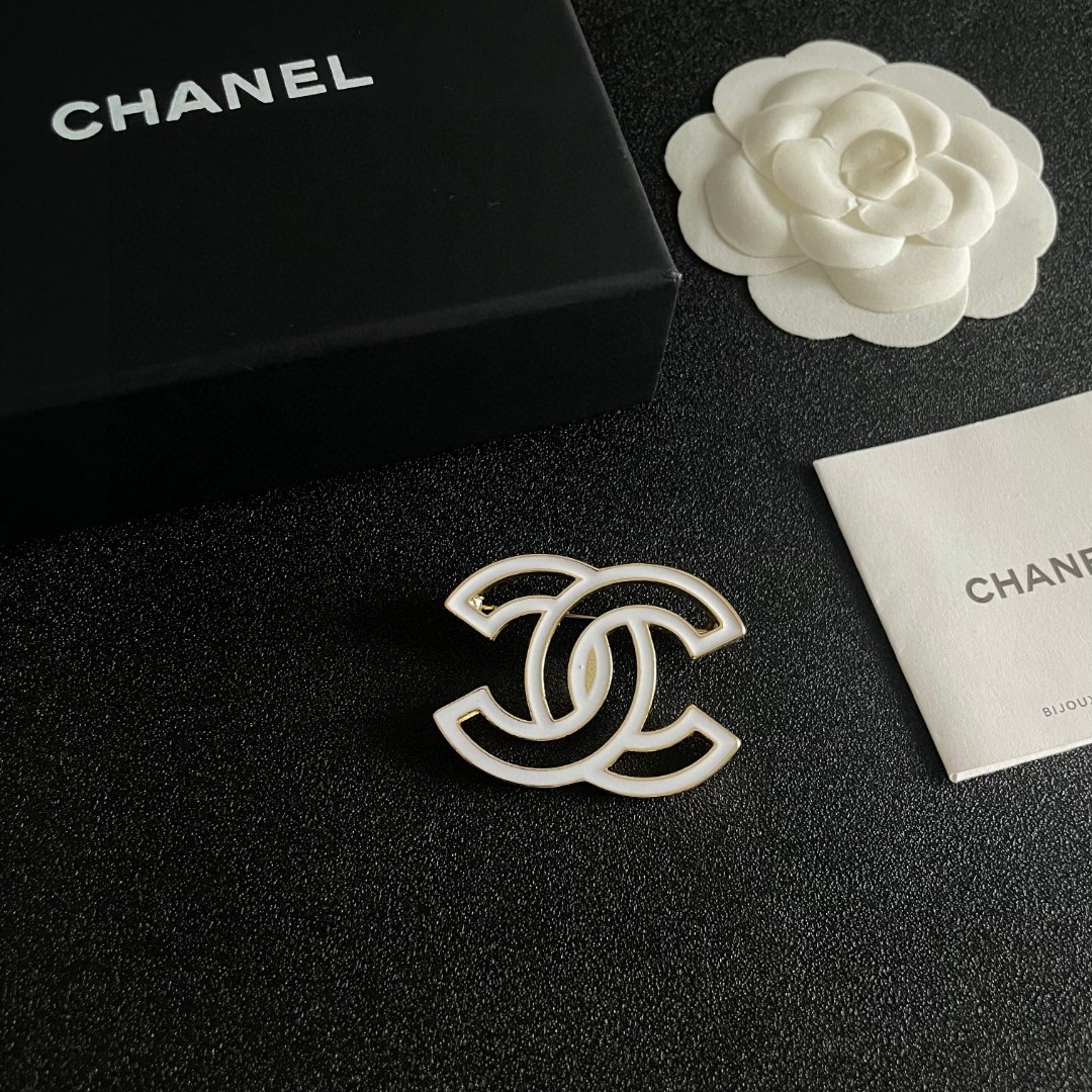  CHANEL🇫🇷小香 专柜新款同步上新香奈儿胸针，是最懂女人的饰物。那些倾注了全部心血去做自己的女人，