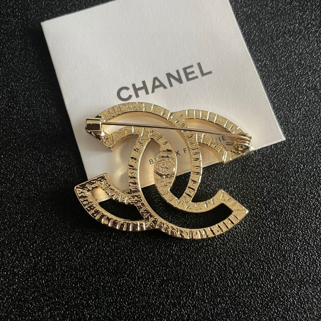  CHANEL🇫🇷小香 专柜新款同步上新香奈儿胸针，是最懂女人的饰物。那些倾注了全部心血去做自己的女人，