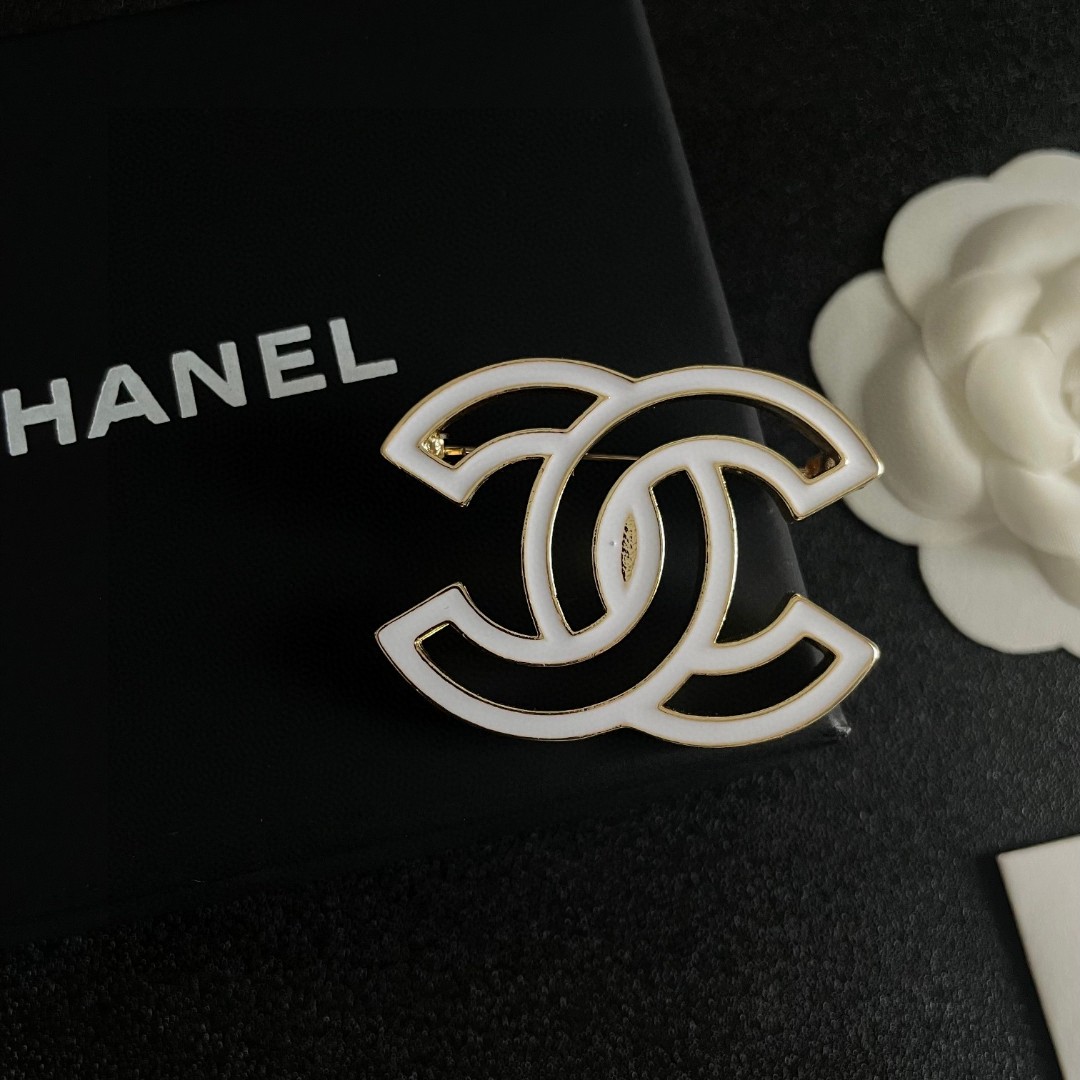  CHANEL🇫🇷小香 专柜新款同步上新香奈儿胸针，是最懂女人的饰物。那些倾注了全部心血去做自己的女人，