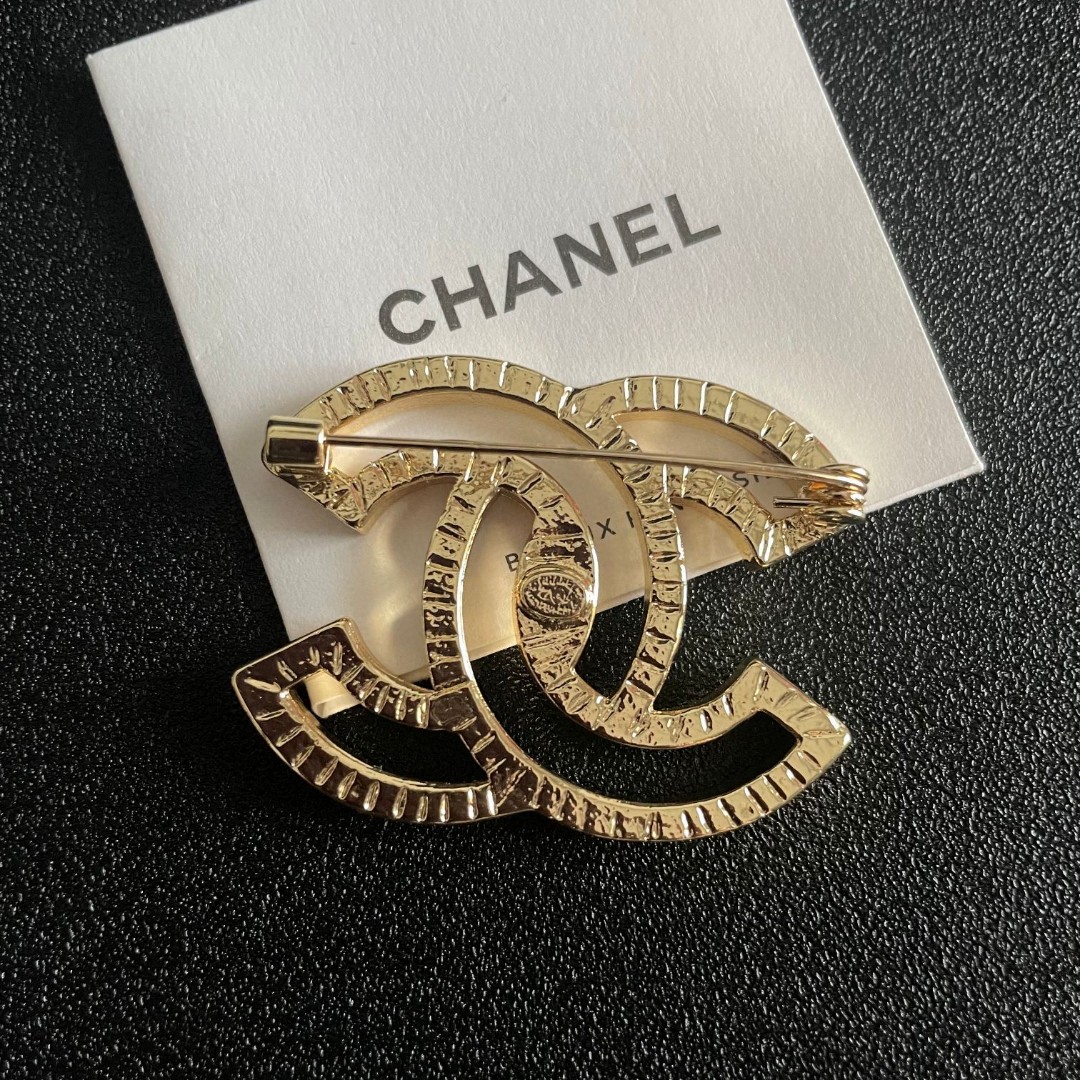  CHANEL🇫🇷小香 专柜新款同步上新香奈儿胸针，是最懂女人的饰物。那些倾注了全部心血去做自己的女人，