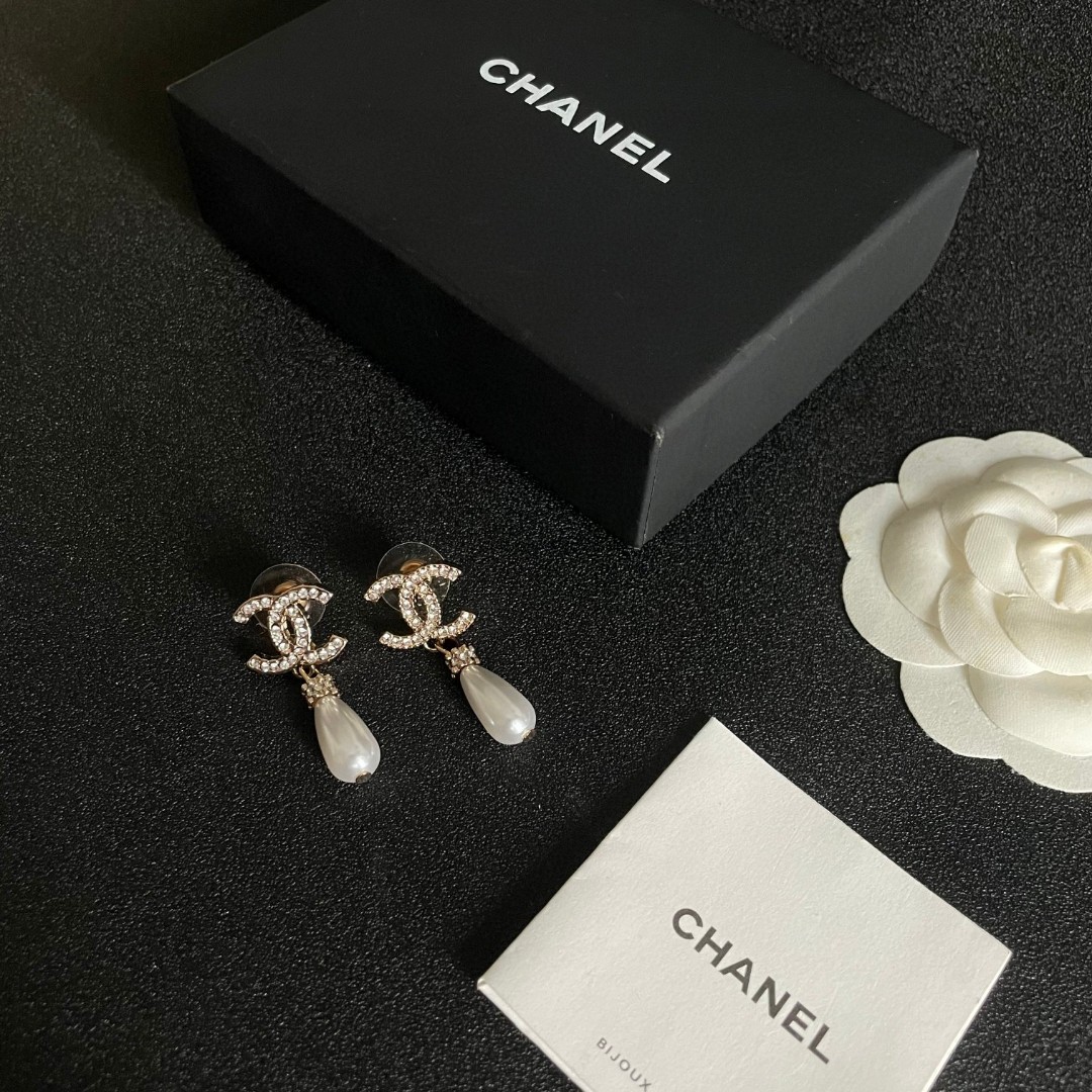 P50 Chanel香奈儿 中古 字母 耳钉👀小香家的款式真心无需多介绍😘🎶每一款都超好看，精致大方，非常显气质