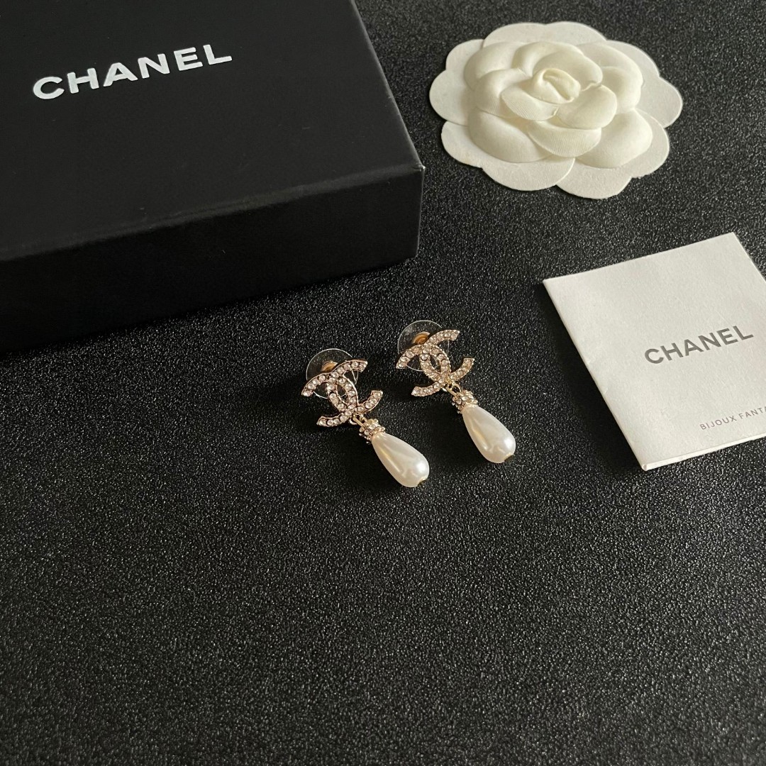 P50 Chanel香奈儿 中古 字母 耳钉👀小香家的款式真心无需多介绍😘🎶每一款都超好看，精致大方，非常显气质