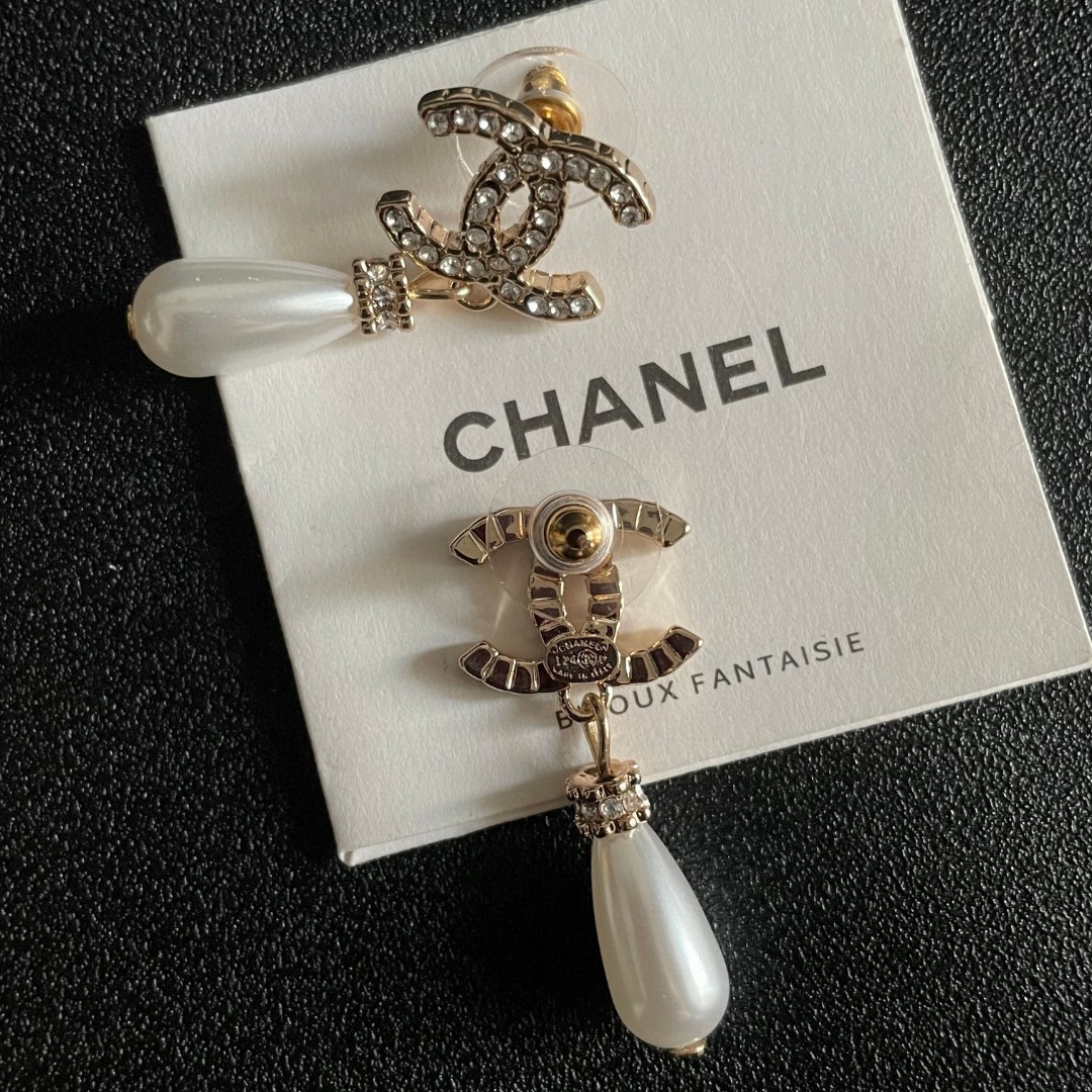 P50 Chanel香奈儿 中古 字母 耳钉👀小香家的款式真心无需多介绍😘🎶每一款都超好看，精致大方，非常显气质