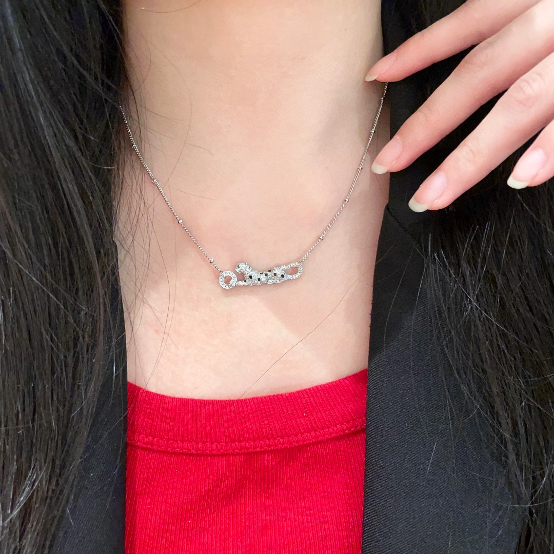 💘新款白金卡地亚豹头项链,超厚实 超霸气豹👍原版logo字印 独特设计😱😍男女通用,豹子 👫情侣款, 超级稀缺Cartier卡地亚 白金满钻豹子头项链🔥炸街必备男女都能佩戴项链可扣在豹子嘴部当锁骨链或者手链✨电镀 18K咪金 加上每个产品老师傅精雕细刻 呈现出最完美的产品!绝对毒物级别.