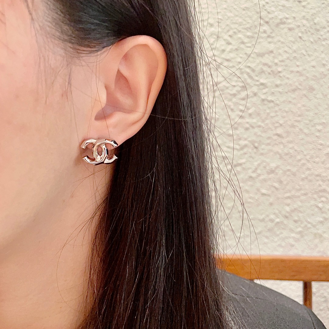  Chanel香奈儿 中古 耳钉👀小香家的款式真心无需多介绍😘🎶每一款都超好看，精致大方，非常显气质