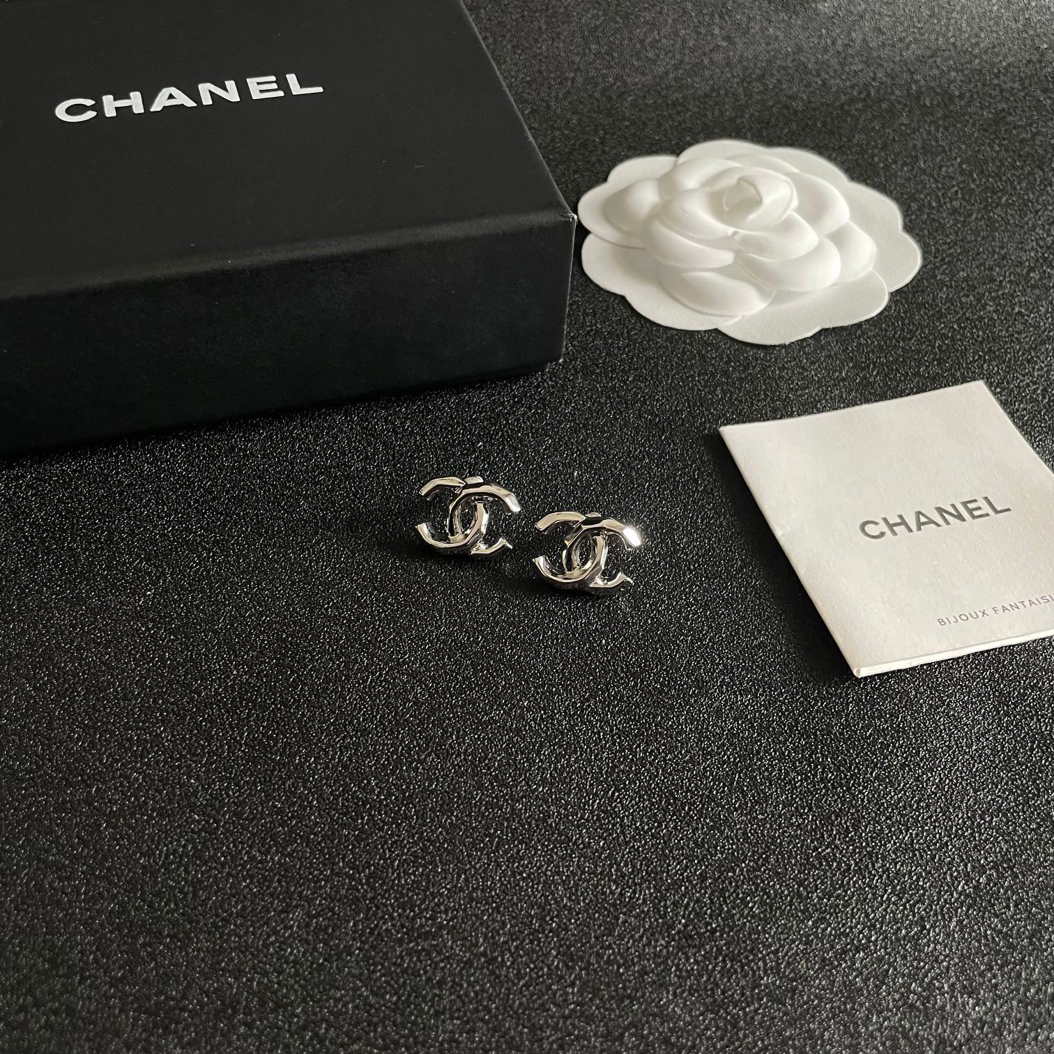  Chanel香奈儿 中古 耳钉👀小香家的款式真心无需多介绍😘🎶每一款都超好看，精致大方，非常显气质