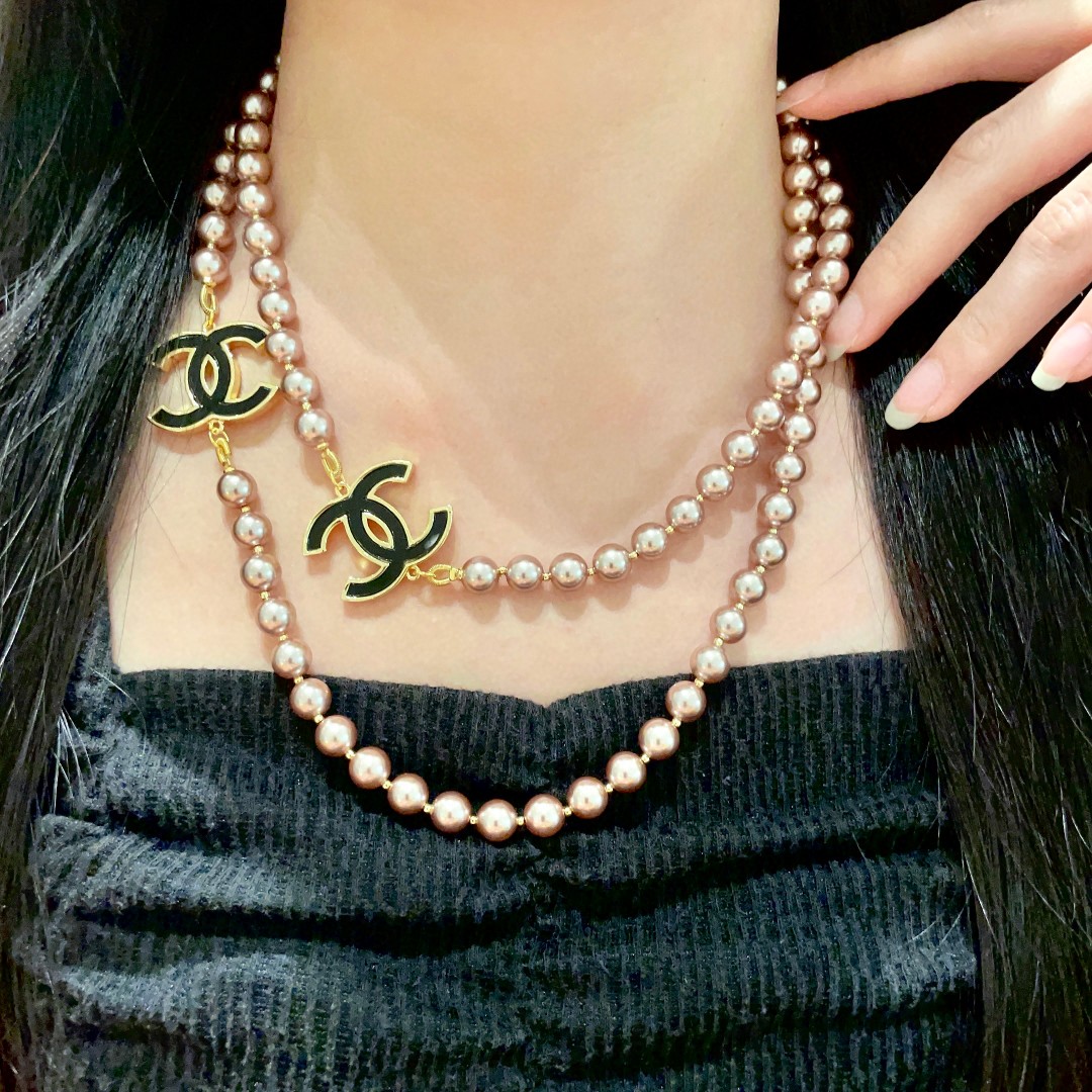 NO:107142,Simple and classic style Ch@nel latest sweater strips with double C matching letters, handmade pearls are vividly made with small C pairs at the end. The whole style is bright and looks very good. It is also suitable for daily matching. The temperament of the celebrity, brass material., fine jewelry, sweaters19860909简单经典款 Ch@nel 最新款毛衣条双C搭配 字母镶珍珠围绕手工制作工艺珍珠惟妙惟肖 尾部用小C双配上 整个款式眼前一亮 非常好看 也适合日常搭配 名媛气质 黄铜材质.,饰品精品,sweaters,Jewelry