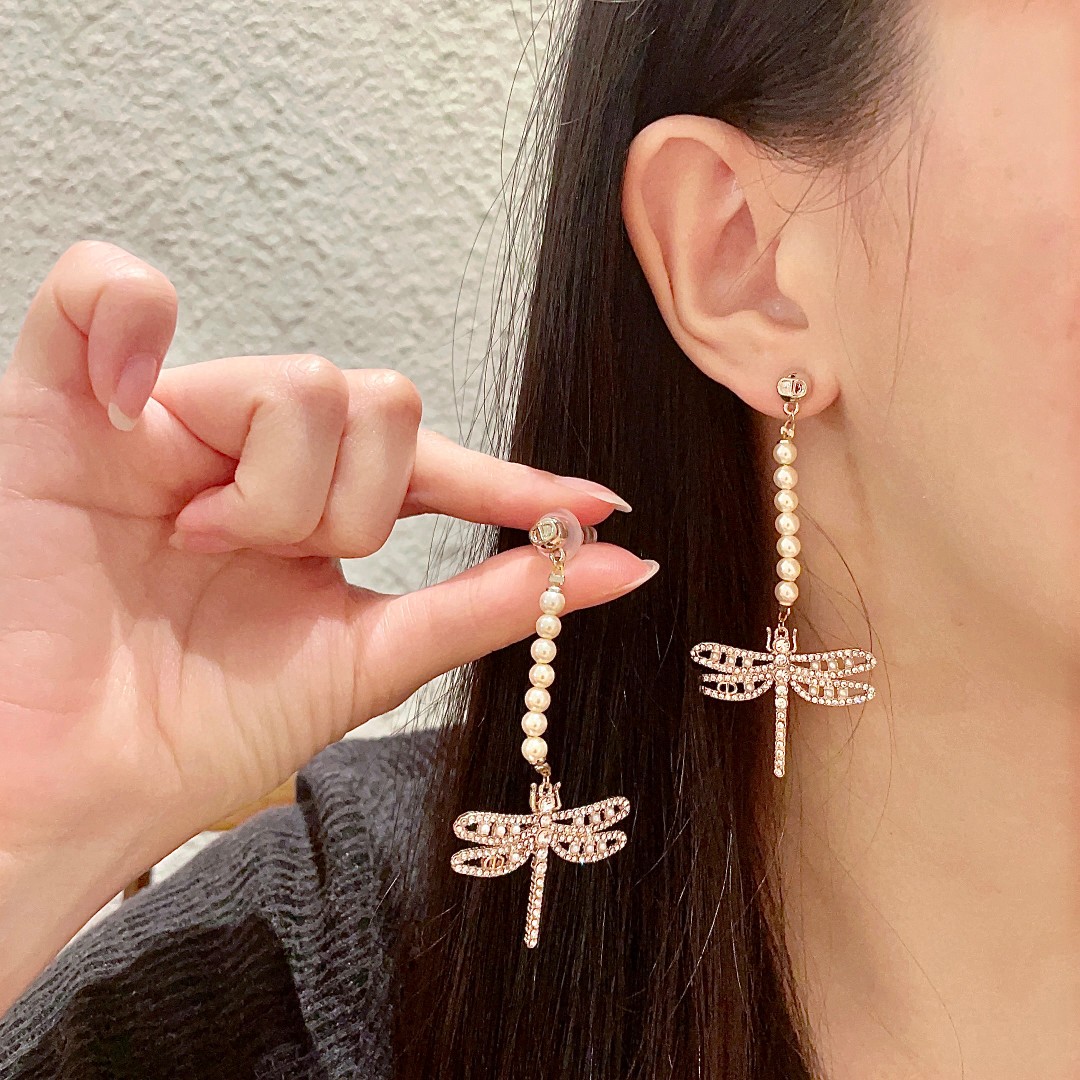 NO:107148,Dior Medium Earrings The counter is uniformly new, selected original version is consistent, brass material, sweet and elegant., jewelry quality, dior, dior, earrings19860909Dior 迪奥 中古 耳环 专柜一致上新 精选原版一致 黄铜材质 甜美气质高雅.,饰品精品,dior,dior,earrings,Jewelry