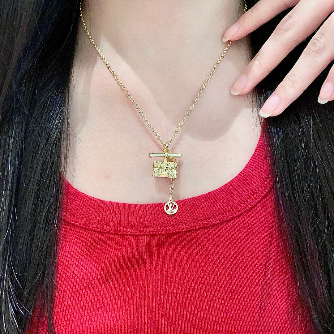 NO:107152,LOUISVUITTON uses classic pattern design and double flower design style pendant LV brand logo design, classic logo concept, elegant interpretation and popular necklaces.  Fashionable and versatile style.  Very eye-catching and white, the same style as the counter is made of brass.  Made of real gold electroplating process·., jewelry quality, louis vuitton, louis vuitton, necklace19860909LOUISVUITTON以 经典花纹图案设计 双花 款设计方式吊坠LV品牌标志设计,经典标志理念、演绎典雅也流行项链．时尚潮流百搭款．非常抢眼显白、专柜同款 黄铜材质．真金电镀工艺制作而成·.,饰品精品,louis vuitton,louis vuitton,necklace,Jewelry