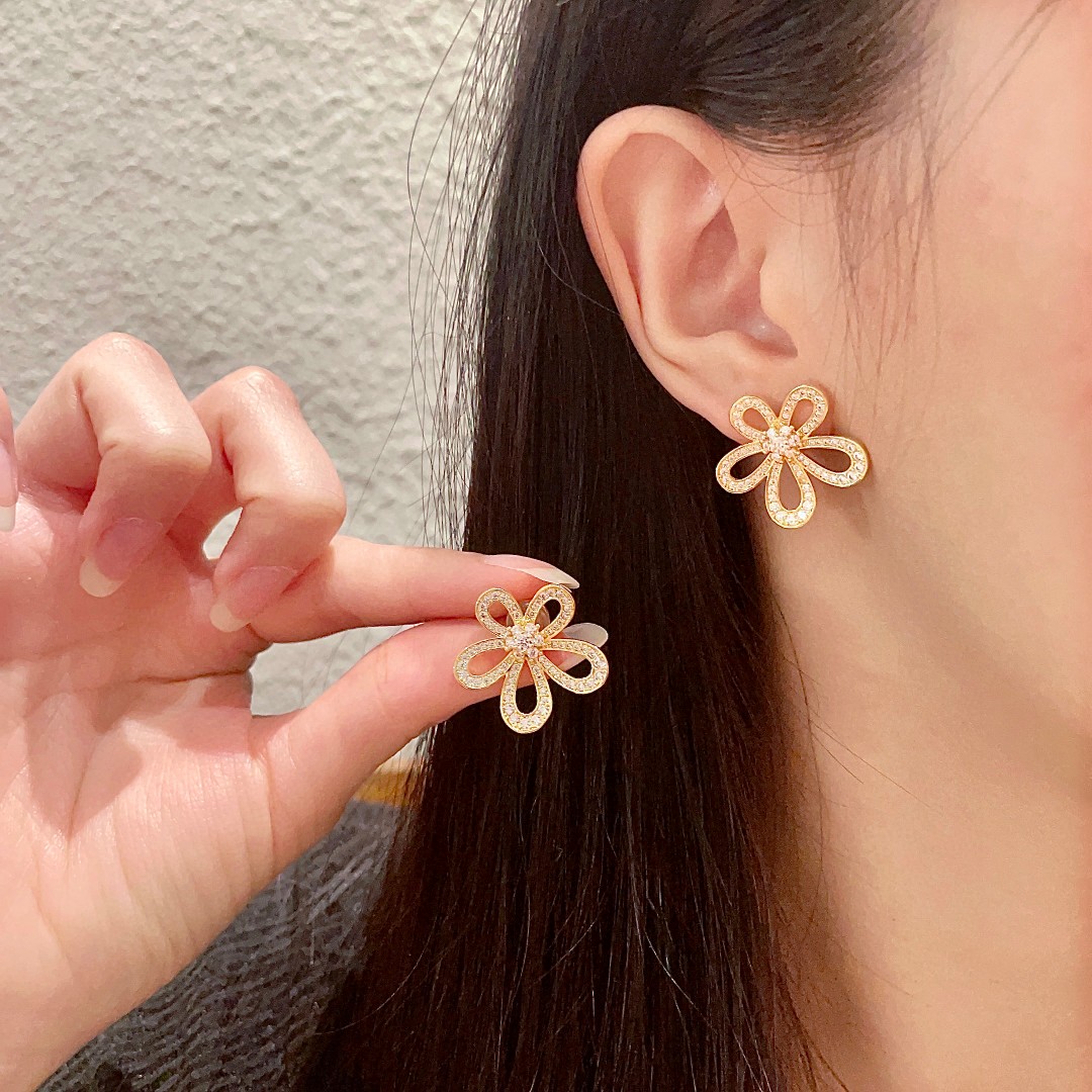 NO:107153,Vca Van Cleece Full-diamond four-leaf clover earrings The upper ear makes the face look small Classic four-leaf clover shape Interpreting the definition of happiness Full-diamond micro-intact blingbling blingbling is light and comfortable to wear, fine jewelry, van cleef19860909Vca 梵克雅宝 满钻四叶草 耳钉 上耳显得脸蛋小 经典四叶草造型 诠释幸福的定义 满钻微镶blingbling 佩戴轻便舒适,饰品精品,van cleef,Jewelry