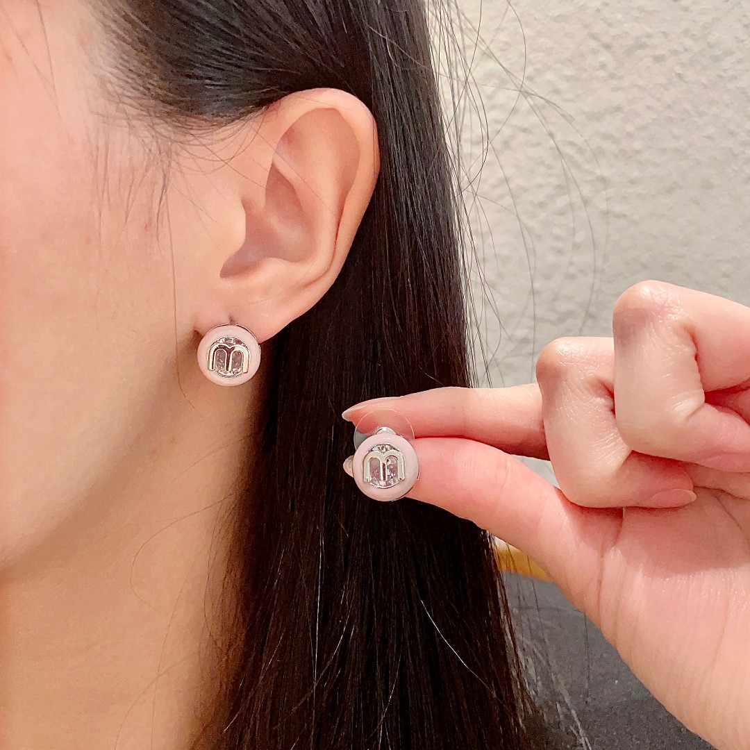 NO:107157,New model: MIUMIU's letter design earrings are a little fairy, a must-have item for goddesses, very feminine, super beautiful earrings, I personally like the same style of internet celebrities, fashion trend, Zp consistent (brass material) is another versatile and wearable in all seasons, jewelry boutique, miumiu, earrings19860909新款 缪缪（MIUMIU）字母设计耳钉就是小仙女 女神必备单品 非常有女人气质 超美耳环、个人非常喜欢网红同款 时尚潮流 Zp一致(黄铜材质）又是一款百搭不分四季佩戴的一款,饰品精品,miumiu,earrings,Jewelry