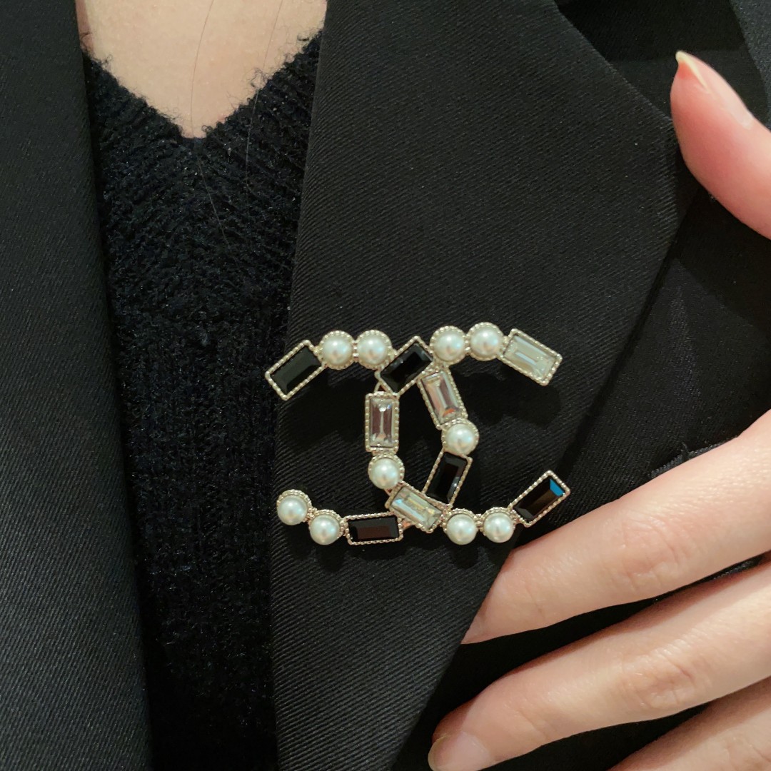 NO:107143,CHANEL Xiaoxiang The latest high-end version of the square diamond-inlaid Chanel brooch is the jewelry that understands women the most. Women who devote all their efforts to be themselves often cherish the meaning of the brooch more. Ms. Chanel pinned the brooch on the hat and told those fashionable ladies who imitated her [the brooch is very practical. It can be pinned on the suit collar, pocket, hat, belt or evening gown. The jewelry is fine, chanel, chanel, business suit, brooch, breastpin, hats19860909CHANEL小香 最新款高版本镶方钻镶珍珠香奈儿胸针,是最懂女人的饰物.那些倾注了全部心血去做自己的女人,往往更珍惜胸针的意义.香奈儿女士把胸针别在帽子上,并告诉那些模仿她的时髦女士们[胸针可是非常实用,它可以别在西装领上、口袋上、帽子上、腰带上或者是晚礼服上,饰品精品,chanel,chanel,business suit,brooch，breastpin,hats,Jewelry