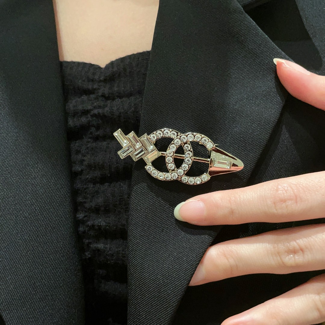 NO:107159,CHANEL Xiaoxiang The new style of the counter is a new Chanel brooch that understands women the most. Women who devote all their efforts to be themselves often cherish the meaning of the brooch more. Ms. Chanel pinned the brooch on the hat and told those fashionable ladies who imitated her [breasts are very practical, and it can be pinned on the suit collar, pocket, hat, belt or evening dress., jewelry boutique, chanel, chanel, business suit, brooch, breastpin, hats19860909CHANEL小香 专柜新款同步上新香奈儿胸针,是最懂女人的饰物.那些倾注了全部心血去做自己的女人,往往更珍惜胸针的意义.香奈儿女士把胸针别在帽子上,并告诉那些模仿她的时髦女士们[胸针可是非常实用,它可以别在西装领上、口袋上、帽子上、腰带上或者是晚礼服上.,饰品精品,chanel,chanel,business suit,brooch，breastpin,hats,Jewelry