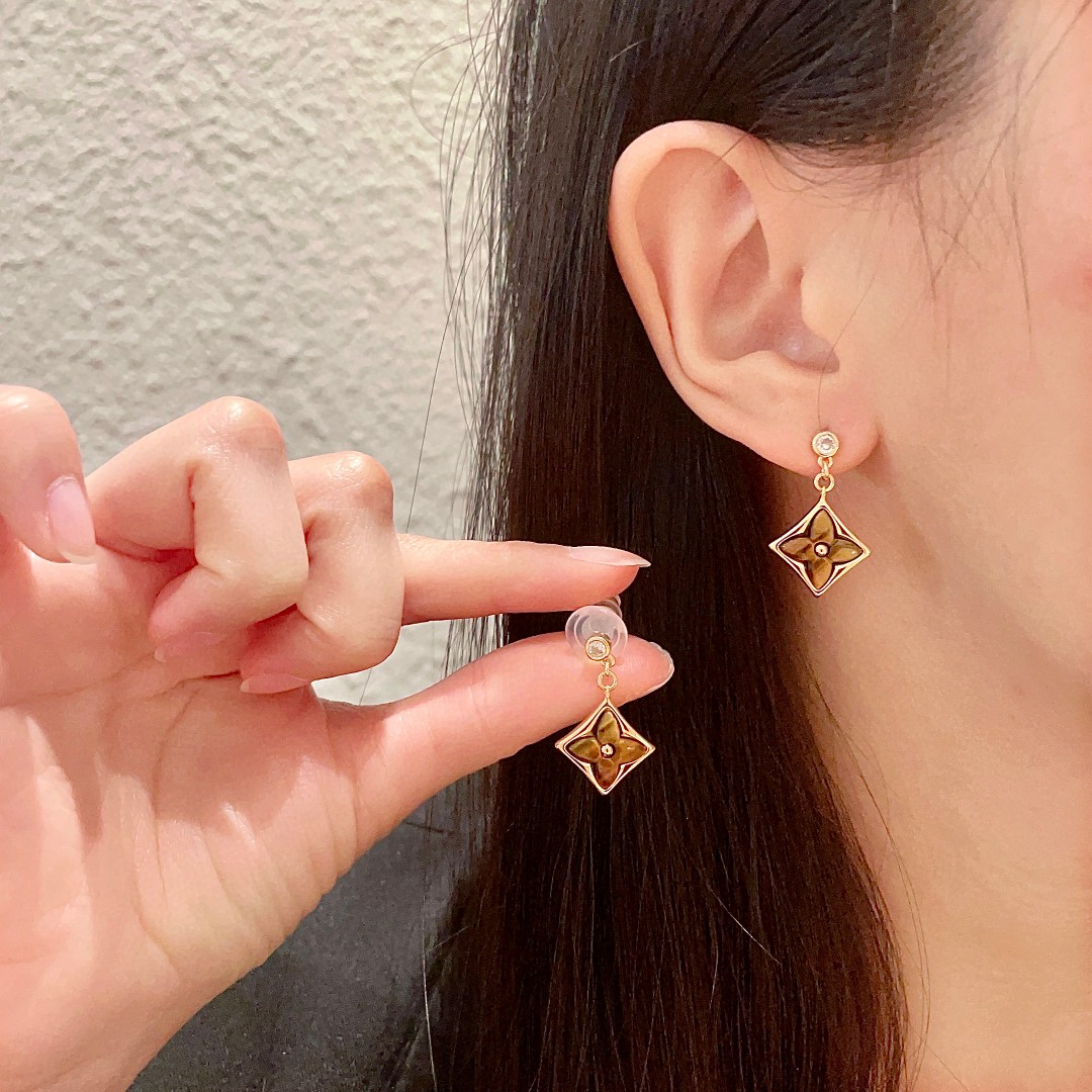 NO:107147,Lv Louis Vuitton 2025 new early spring earrings, classic presbyterian earrings, super-search CNC technology, beautiful upper body, especially suitable for summer T-shirts, low-key luxury and connotation, imported brass material, electroplated ancient gold, does not fade but is allergic., jewelry boutique, louis vuitton, louis vuitton, tees, t-shirt, earrings19860909Lv 路易威登 2025年早春新品耳钉 经典老花耳环 超精工cnc工艺技术 上身美美哒 特别适合夏日搭配T恤 低调奢华有内涵 采用进口黄铜材质电镀古金 不褪色不过敏.,饰品精品,louis vuitton,louis vuitton,tees，t-shirt,earrings,Jewelry