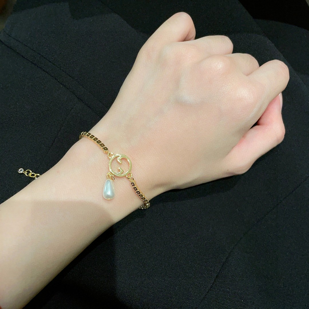 NO:107151,The new Gucci bracelet is available in stock. The hottest style is out of stock at any time. The retro style is fashionable and beautiful. The counter material is on the market. It is very beautiful. Beautiful. Romantic. Must-have for everyone. Popular little red book. Selected zp consistent materials. Super nice., jewelry quality, gucci, bracelet.19860909新款古驰手链现货即发 爆款随时断货复古风格时尚造型设计很漂亮专柜材质专柜新款上市 美得不要不要的 唯美 浪漫 人手必备款 火爆小红书 精选zp一致材质 超 nice.,饰品精品,gucci,bracelet,Jewelry