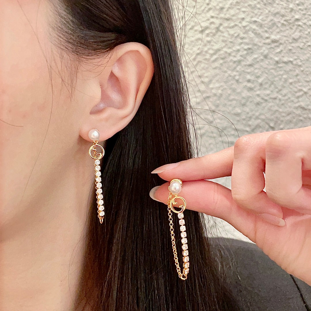 NO:107154,New Gucci small stud earrings are simple and versatile, low-key and luxurious small double C, classic and durable, selected original consistent brass material with sterling silver needles!  You can match small earrings, fine jewelry, gucci, gucci, pure silver19860909新款 古驰Gucci小耳钉简约百搭 低调奢华的小双C 经典耐看 精选原版一致黄铜材质搭配纯银针！小耳钉怎么搭配都可以,饰品精品,gucci,gucci,pure silver,Jewelry
