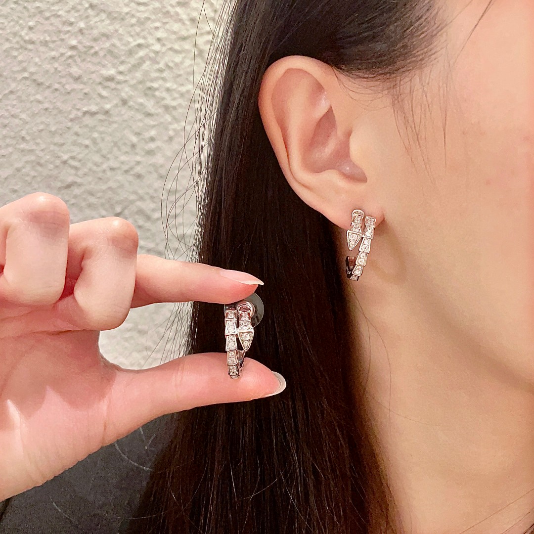 NO:107158,Seiko version BVLGARI Bulgari Snake Earrings with intoxicating and wonderful design to capture the charm, temptation and charming sexiness of Serpenti to pay tribute to its spirit beasts. The pear-shaped brilliant cut diamonds show the ultimate light with original logo, jewelry boutique, bottega veneta, bvlgari, bvlgari19860909精工版本BVLGARI宝格丽蛇耳钉以令人沉醉的绝妙设计捕捉Serpenti的魅力、诱惑和迷人的性感以此向其灵兽致敬.梨形明亮式切割钻石尽显极致光芒 带原版logo,饰品精品,bottega veneta,bvlgari,bvlgari,Jewelry