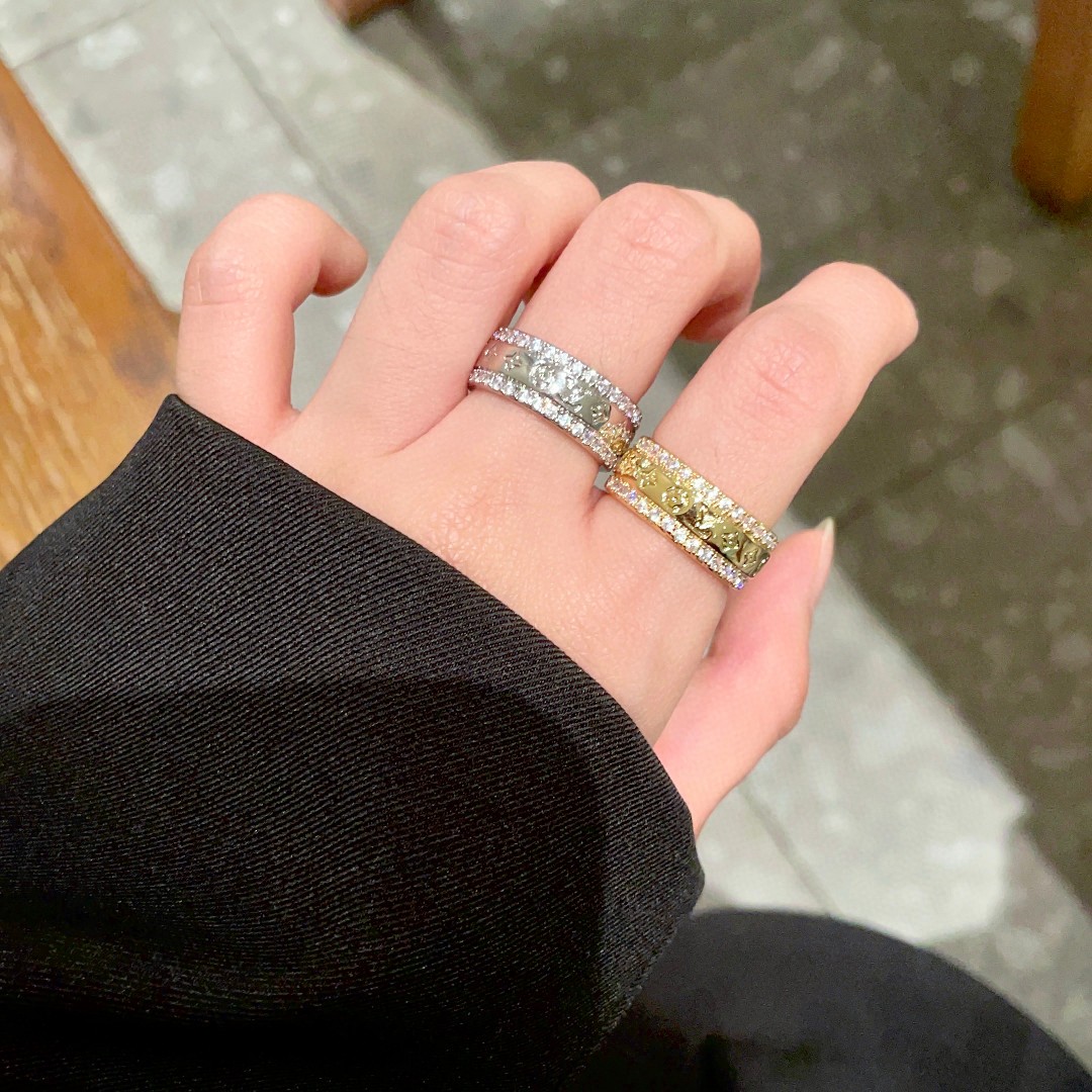 NO:108285,New Luxury LV Louis Vuitton Ring Super beautiful imported letter diamond ring A heartbeat is not as good as action, exquisite design, generous, unique and cute, lively shining, walking at fingertips, no exaggeration, touching the heart, original version creates a print, but it does not fade, jewelry quality, louis vuitton, louis vuitton, ring19860909新款 奢侈 LV 路易威登 戒指 超美的进口字母镶钻戒指 一款心动不如行动 设计精美 大方 独到可爱 灵动的闪耀 在指尖行走 不夸张的设计动人心弦 原版打造字印 不过敏不褪色,饰品精品,louis vuitton,louis vuitton,ring,Jewelry