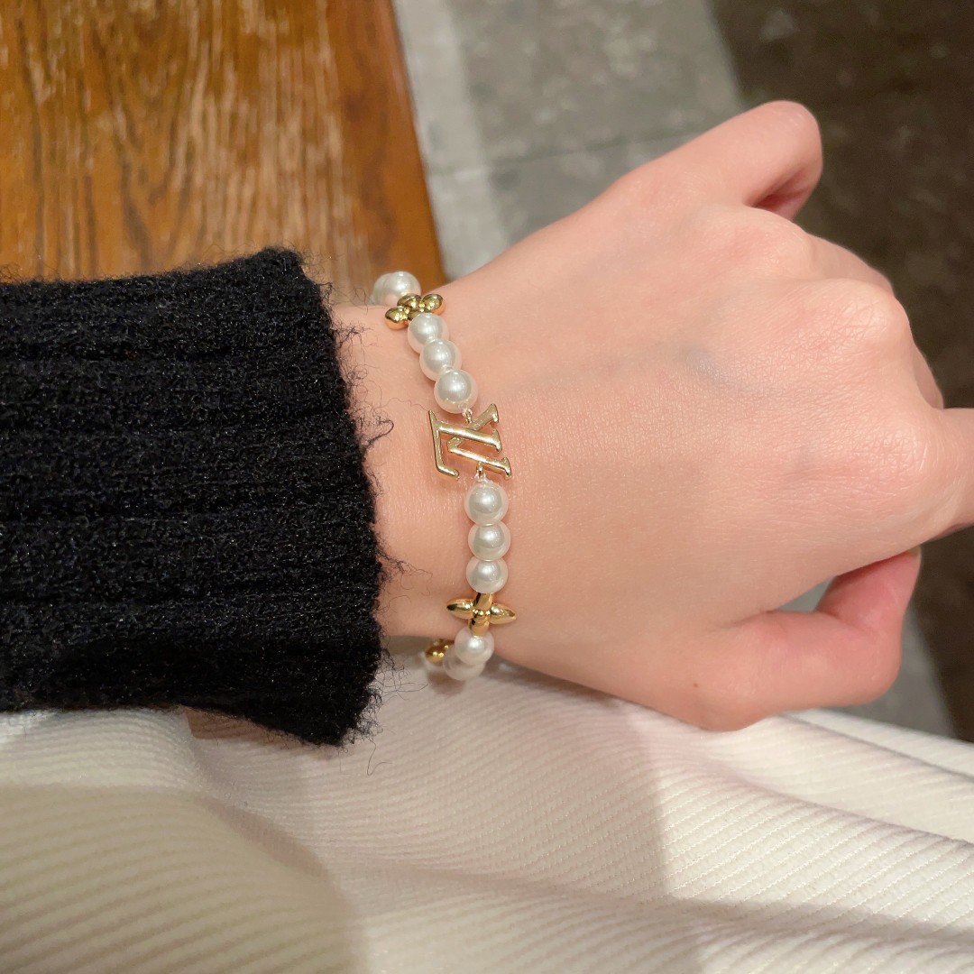NO:108291,Louis Vuitton Louis Vuitton has unique design (using LV classic graphic concept) good-looking bracelet chain, super invincible, very versatile, high-quality brass material, jewelry quality, louis vuitton, louis vuitton, louis vuitton, louis vuitton, bracelet19860909Louis Vuitton 路易威登 设计独特 (用LV经典之作图形理念)好看♀手链链 超级无敌爆赞 随意搭配都是非常百搭 高品质 黄铜材质,饰品精品,louis vuitton,louis vuitton,louis vuitton,bracelet,Jewelry