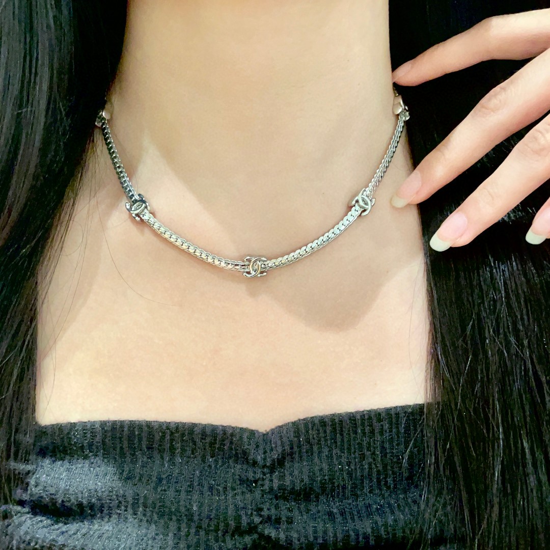 NO:108290,Chanel Chanel's latest 7-flower snake bone necklace, thin snake bones embellished with light gold and silver, the simpler the more fashionable and versatile the style is very special. The overall details are very surprising and the design feels full. It not only brings personal confidence and taste, but also elegant and fashionable style, highlighting the elegant French atmosphere. With meticulous details, it makes it more attractive to wear light gold and silver, jewelry quality, chanel, chanel, necklace19860909香奈儿Chanel最新款7花蛇骨项链细细的蛇骨点缀浅金色和银色超个性,越简单越时髦百搭款特别特别赞,整体细节非常令人惊喜,设计感十足,不仅带出个人自信及品味,款式典雅而时尚,突显法式高雅气息,加上一丝不苟的细节,使得佩戴起来更具吸引力浅金色和银色,饰品精品,chanel,chanel,necklace,Jewelry