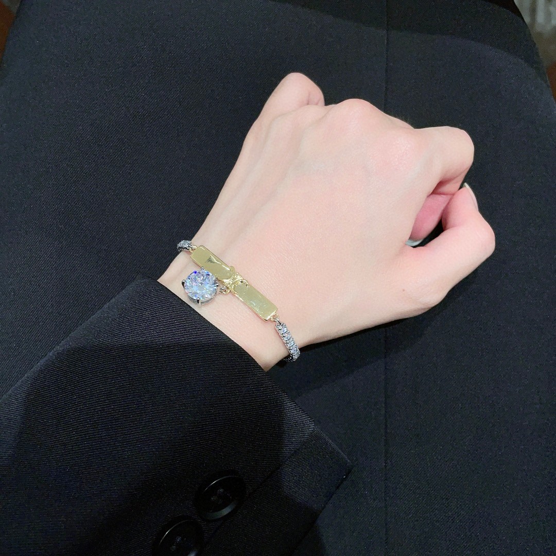NO:108297,Celine Bracelet has always been a benchmark and bold design in the simple and fashionable world. It can be matched with fashion even more., jewelry boutique, celine, celine, bracelet19860909Celine 赛琳 手链 一直是简约时尚界的标杆大胆的设计 百看不厌搭配起来更Fashion .,饰品精品,celine,celine,bracelet,Jewelry