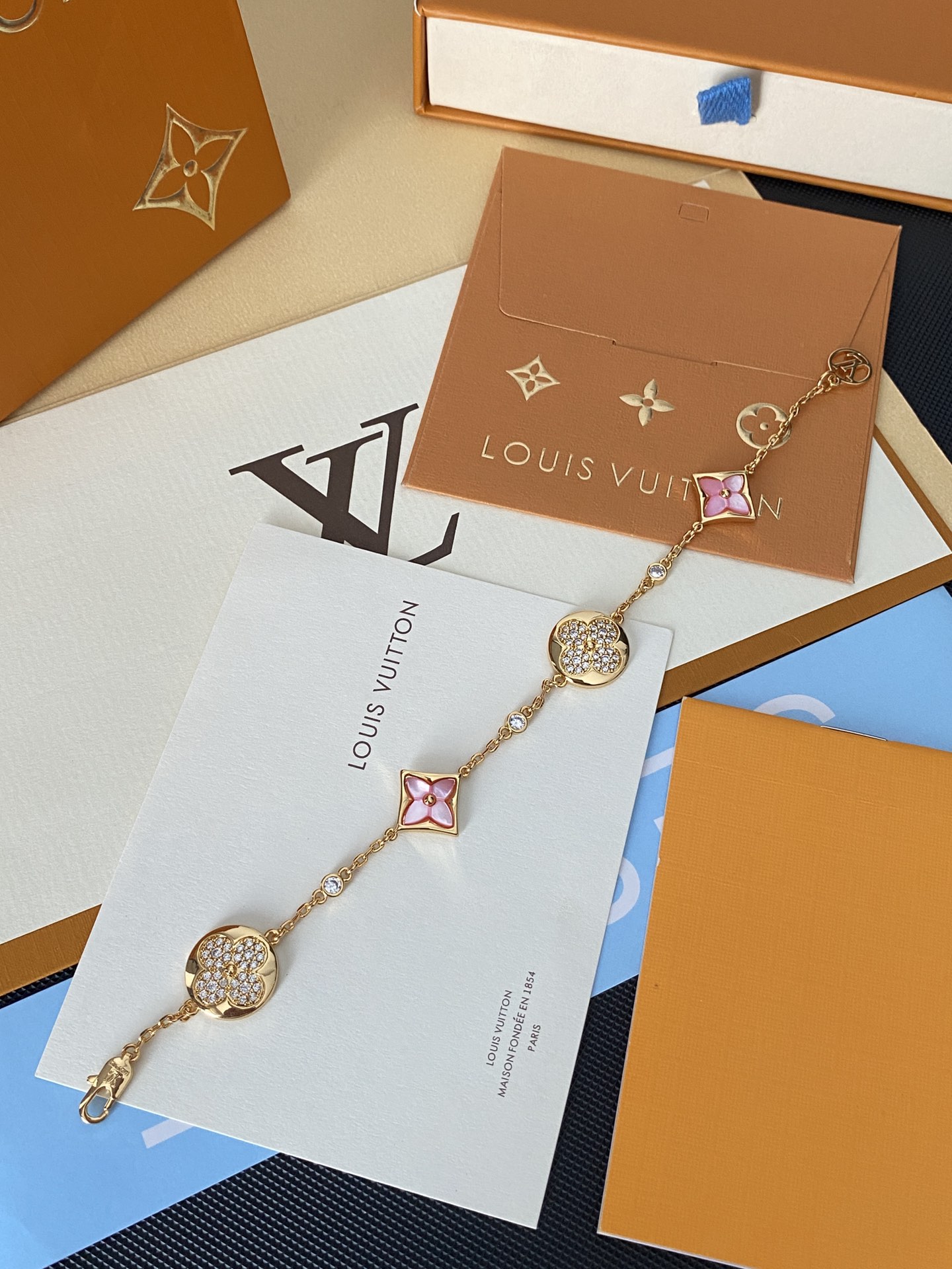 NO:108292,LOUISVUITTON uses classic pattern design and double flower design style pendant LV brand logo design, classic logo concept, elegant interpretation and fashionable bracelet.  Fashionable and versatile style.  Very eye-catching and white, the same style as the counter is made of brass.  Made of real gold electroplating process·., jewelry quality, louis vuitton, louis vuitton, bracelet19860909LOUISVUITTON以 经典花纹图案设计 双花 款设计方式吊坠LV品牌标志设计,经典标志理念、演绎典雅也流行手链．时尚潮流百搭款．非常抢眼显白、专柜同款 黄铜材质．真金电镀工艺制作而成·.,饰品精品,louis vuitton,louis vuitton,bracelet,Jewelry