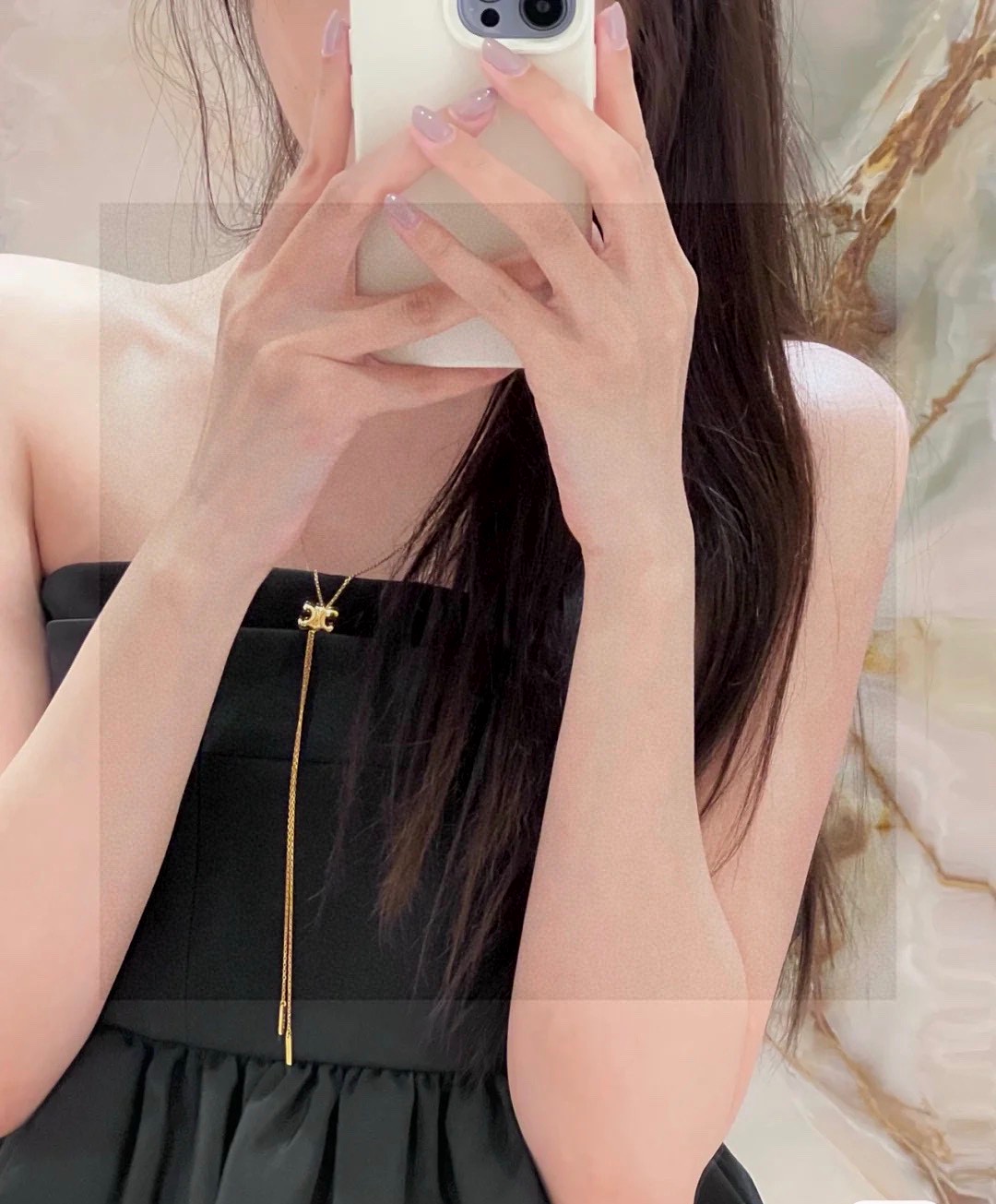 NO:108294,The popular Celine beautiful necklace This necklace is very fun, Celine LOGO can be adjusted up and down. Pulling down is an ordinary necklace, pulling up can have a long chain under the logo. I really like this atmospheric and high-end jewelry, celine, celine, necklace19860909爆款赛琳绝美项链 這一條項鍊很好玩,Celine LOGO是可以調高調低的.往下拉就是普通項鍊,往上拉就可以有長長地鏈條在Logo下方超级喜欢这款大气上档次.,饰品精品,celine,celine,necklace,Jewelry