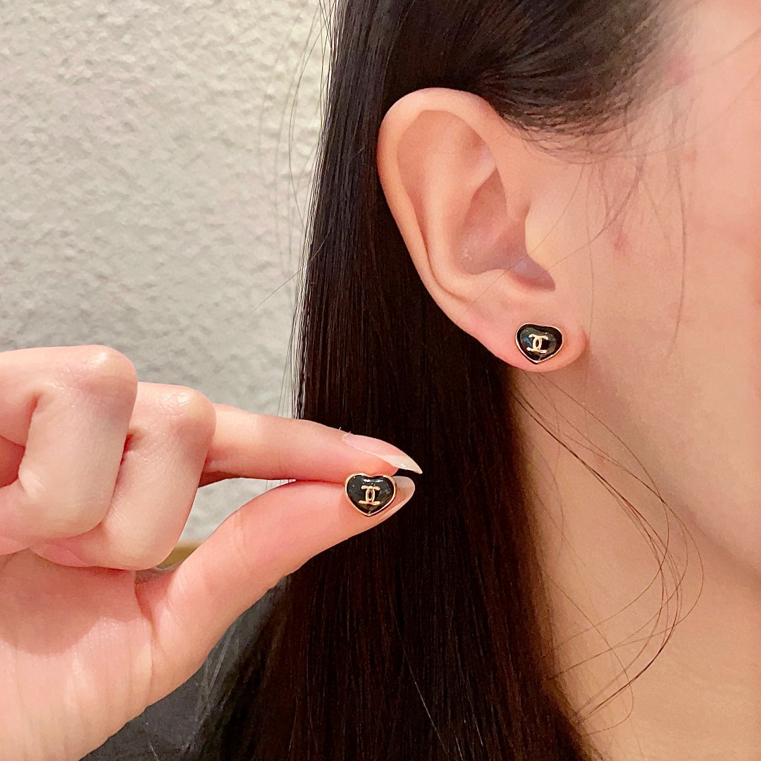 NO:108300,Chanel Chanel Middle-aged Double C Stud Earring Original Replica Logo Xiaoxiangjia's style really doesn't need to be introduced. Each one is super beautiful, exquisite and elegant, and very elegant., fine jewelry, chanel, chanel, chanel, chanel19860909Chanel香奈儿 中古 双C耳钉原版复刻logo 小香家的款式真心无需多介绍每一款都超好看,精致大方,非常显气质.,饰品精品,chanel,chanel,chanel,Jewelry