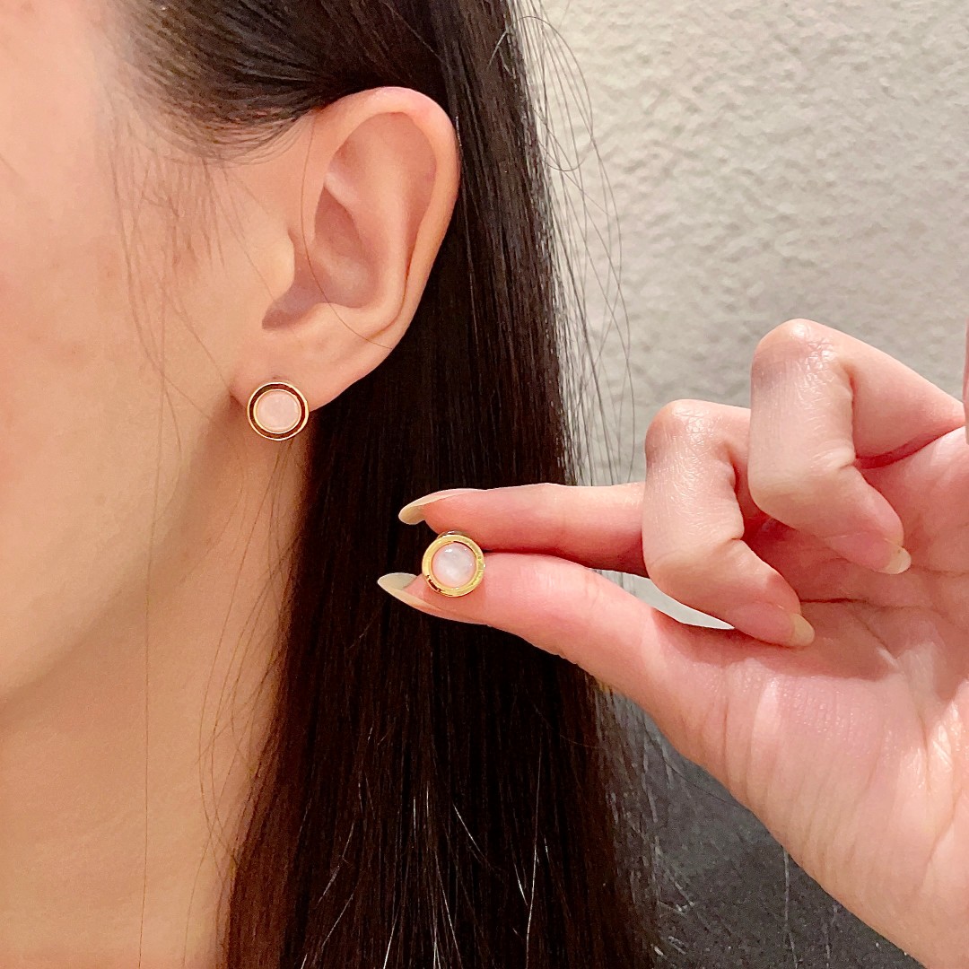 NO:108313,Cartier's popular small earrings are high-end, the counter is synchronized by 1:1, the super awesome version with logo highlights, 