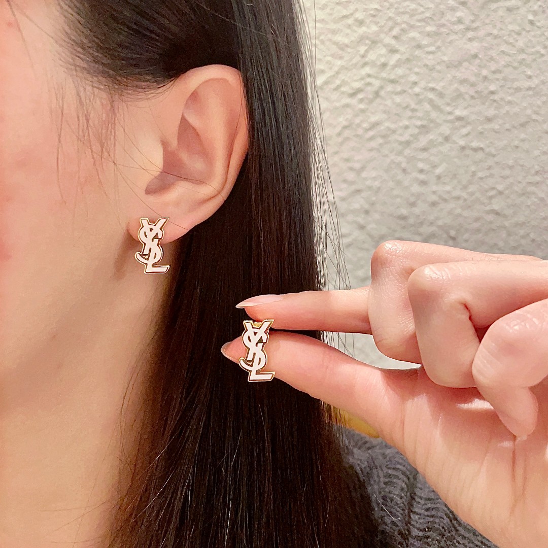 NO:108316,New ysl Saint Laurent earrings, beauty can never beat classics, and the golden age of Chanai is the most classic.  It is also the most delicious woman, independent, elegant, charming, intellectual, retro, luxurious, not complicated, YSL classic and versatile, simple but not simple!  925 silver needle., jewelry quality, chanel, saint laurent, saint laurent, gold19860909新款 ysl圣罗兰耳钉 美丽永远敌不过经典 黄金时期的香奈就是最经典．也是最有味道的 女人独立优雅魅力知性复古奢华不繁复 YSL经典百搭 简约不简单！925银针.,饰品精品,chanel,saint laurent,saint laurent,gold,Jewelry