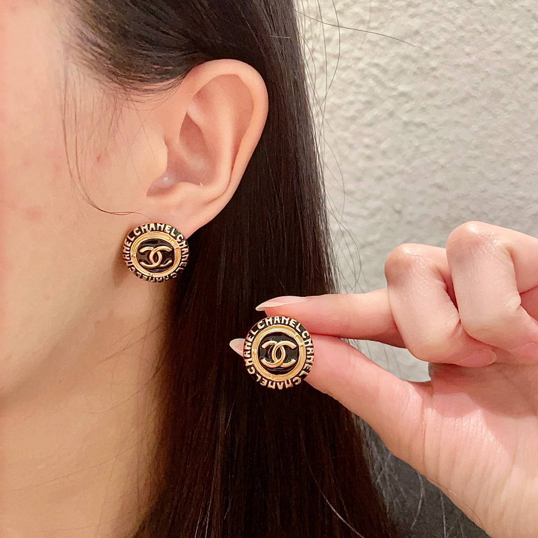 NO:108319,Chanel Chanel Middle Earrings Xiaoxiangjia's styles really don't need to be introduced. Each one is super beautiful, exquisite and elegant, and has a very elegant style. The jewelry is boutique, chanel, chanel, chanel, chanel19860909Chanel香奈儿 中古 耳钉小香家的款式真心无需多介绍每一款都超好看,精致大方,非常显气质,饰品精品,chanel,chanel,chanel,Jewelry