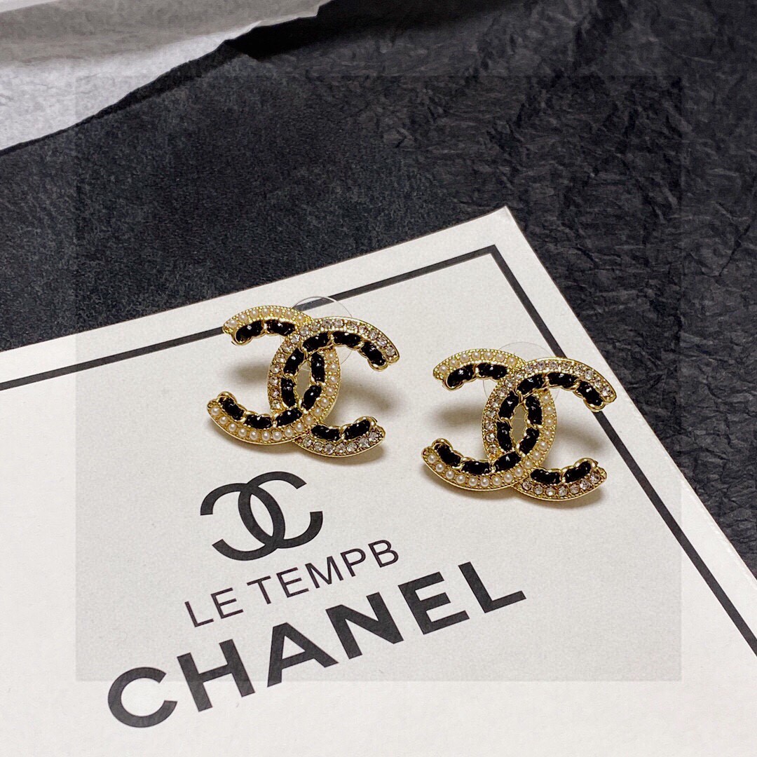 NO:108322,[Chanel Chanel] Imported leather micro-inlaid diamond-combined earrings, the highest version of the market original logo clear print Chanel earrings must have goddesses, super slim face, personality and fashion, daily necessities, ladylike temperament, noble and famous temperament, simple and atmospheric earrings, counter same material, 9.25 silver needles, jewelry quality, chanel, chanel, earrings19860909【Chanel香奈儿】进口真皮微镶钻结合耳钉 市面最高版本原版logo清晰字印香奈儿耳钉女神必备 超级显脸瘦 有个性时尚 日常必备 淑女气质 高贵名媛气质 简约大气百搭款耳环 专柜同款材质9.25银针,饰品精品,chanel,chanel,earrings,Jewelry